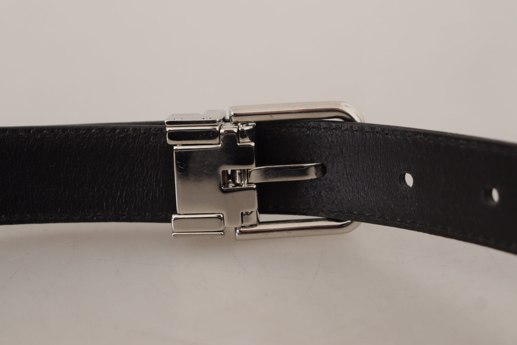 Cintura in pelle nera elegante con fibbia in metallo