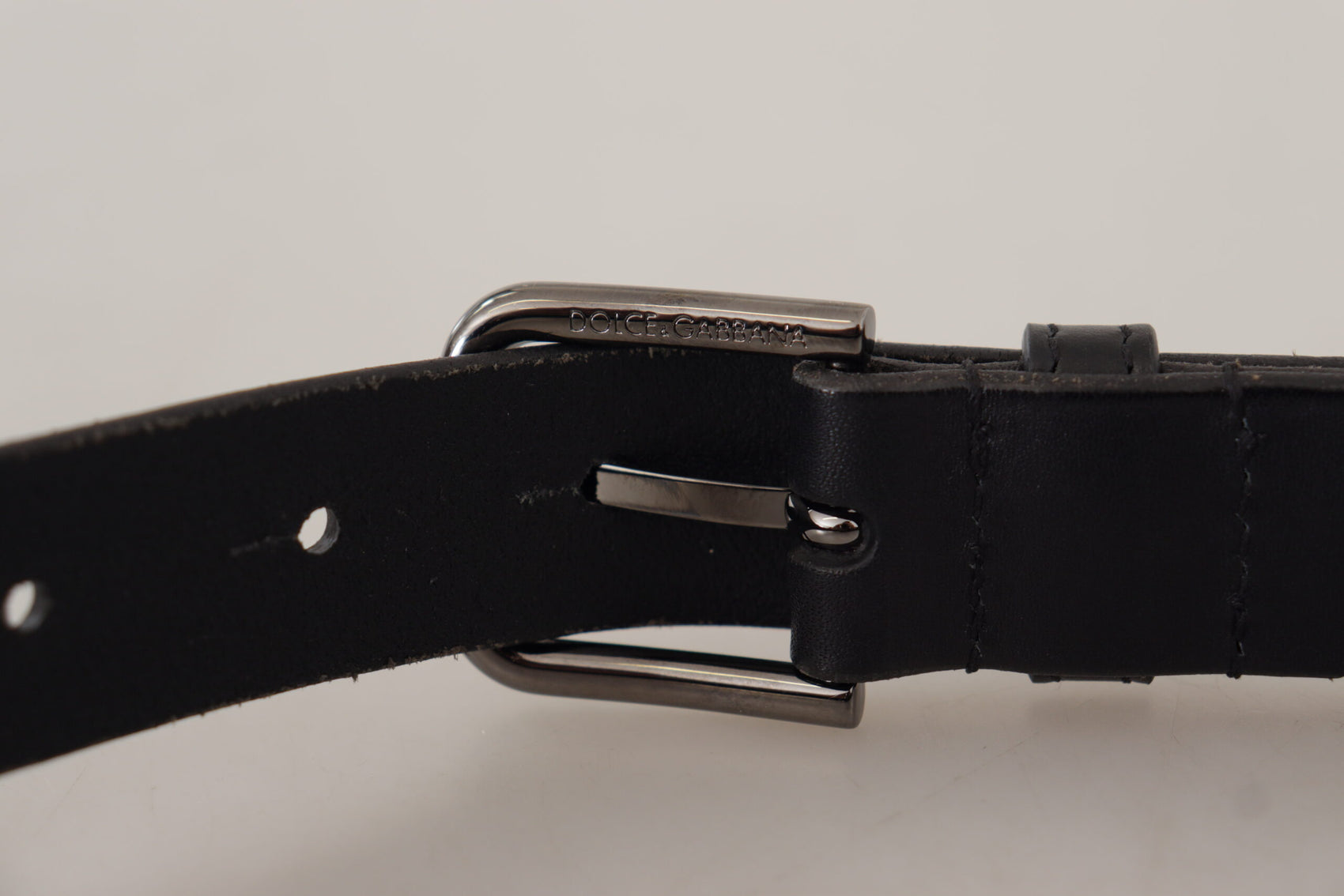 Elegante cintura in pelle nera con fibbia in metallo