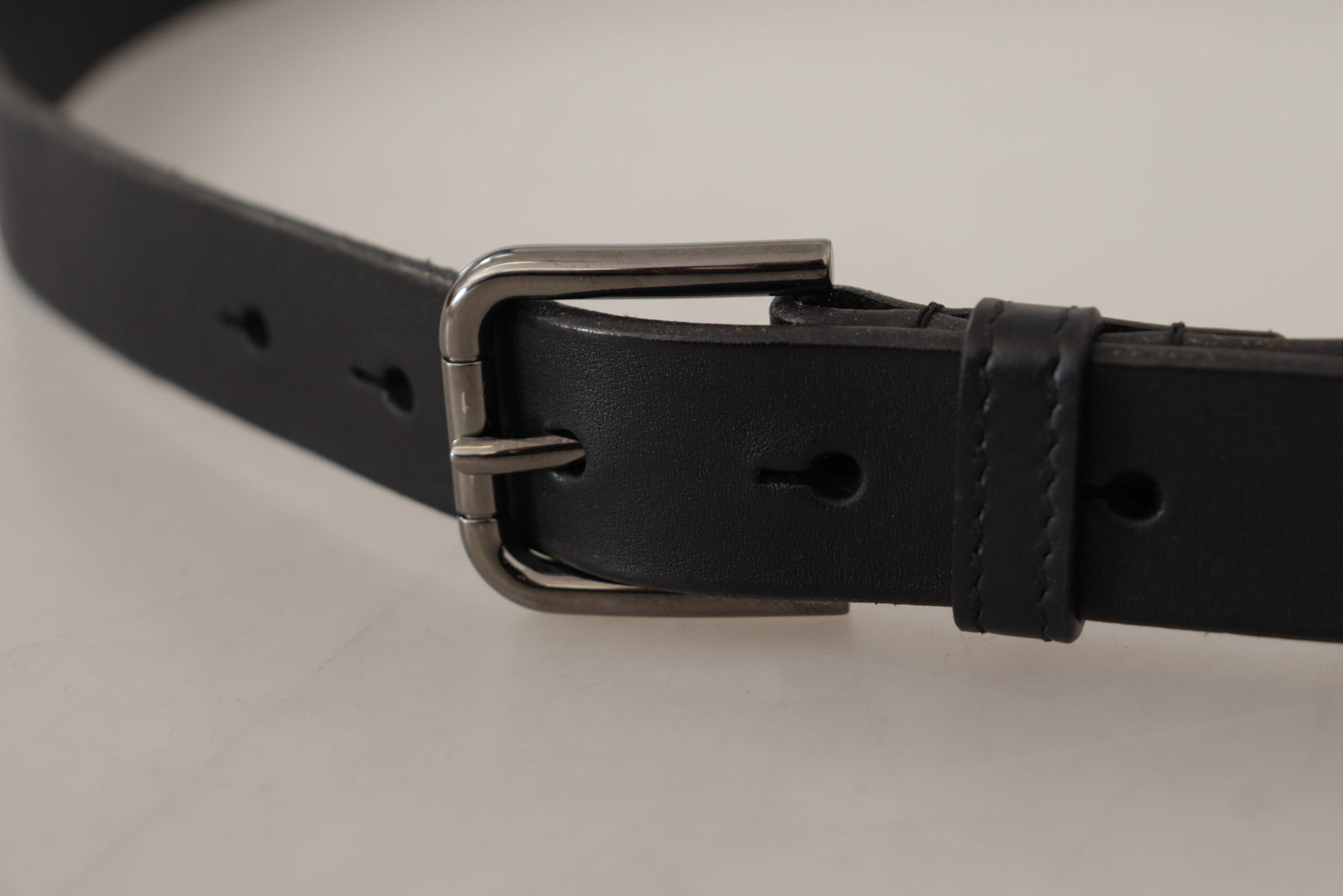 Elegante cintura in pelle nera con fibbia in metallo