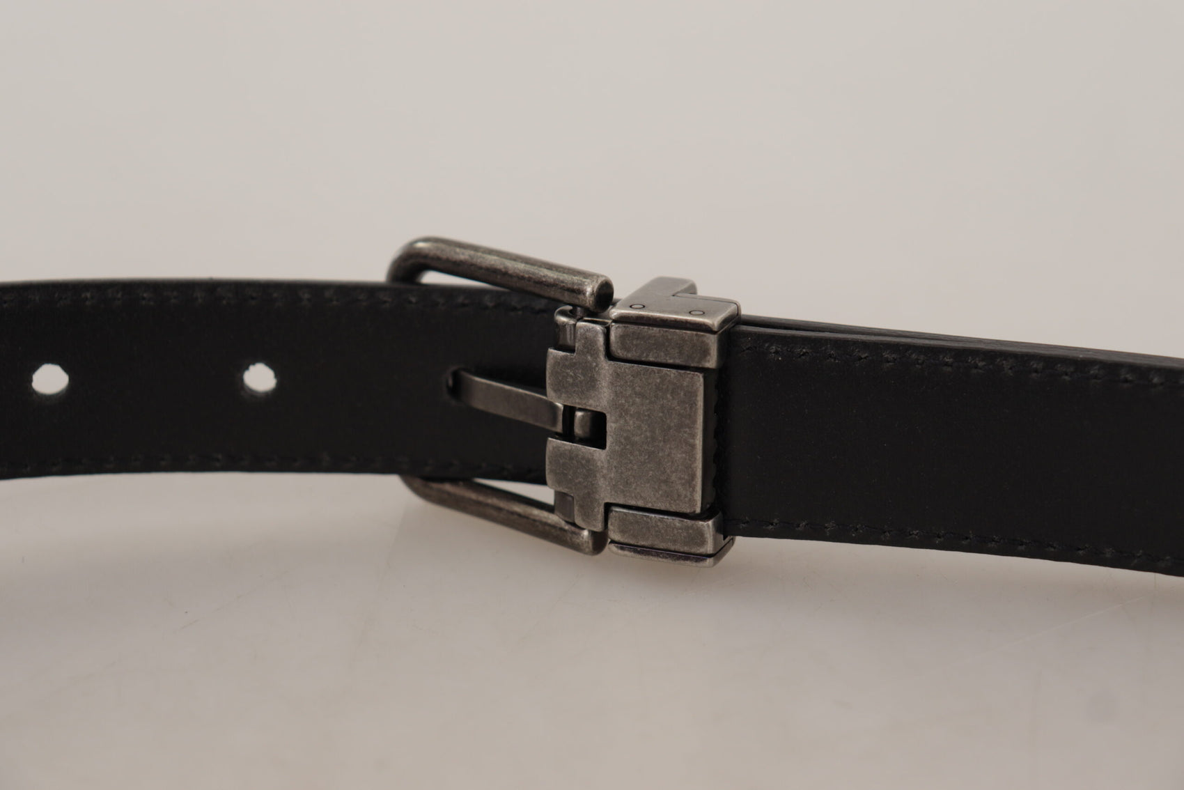 Elegante cintura in pelle nera con fibbia in metallo