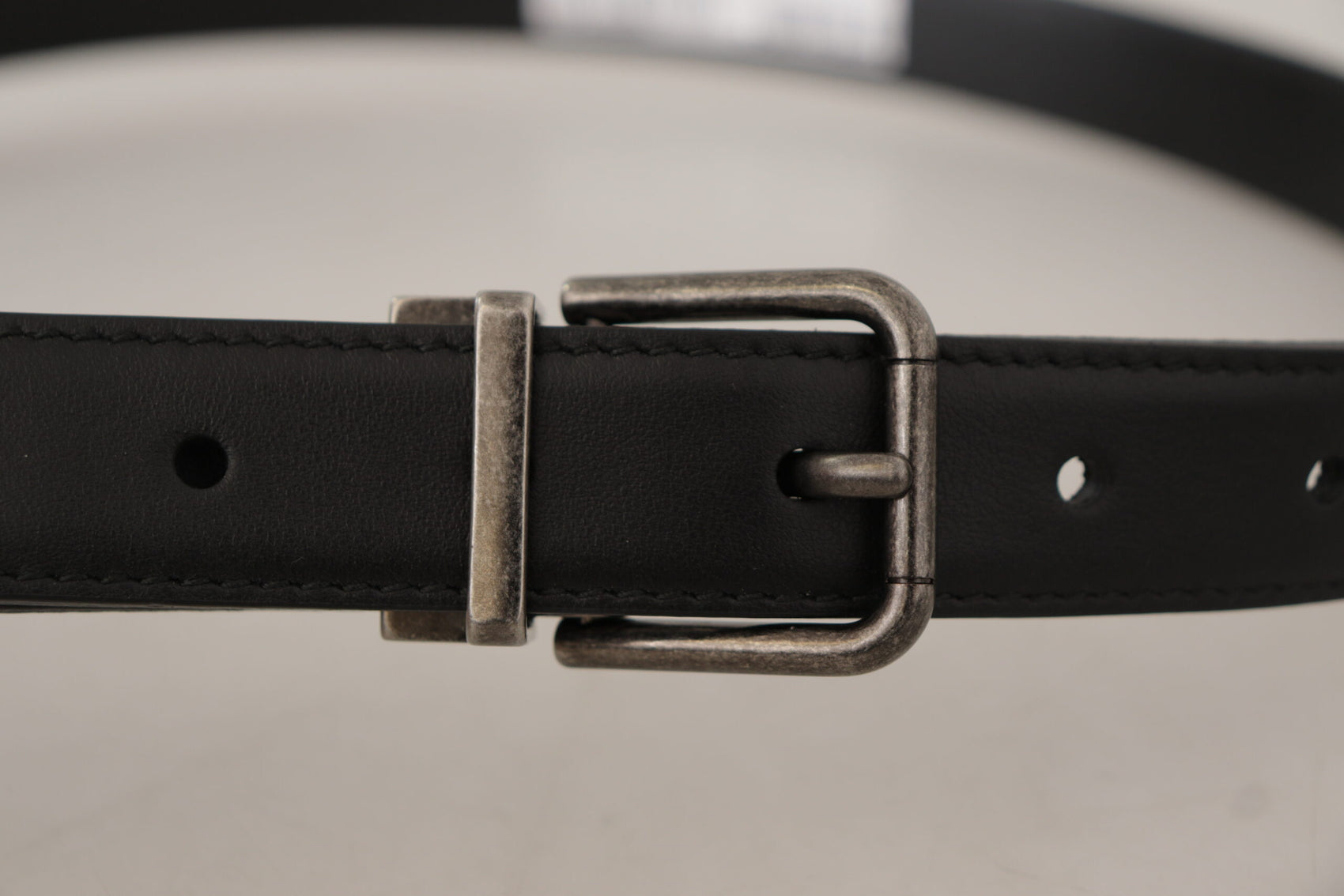 Elegante cintura in pelle nera con fibbia in metallo