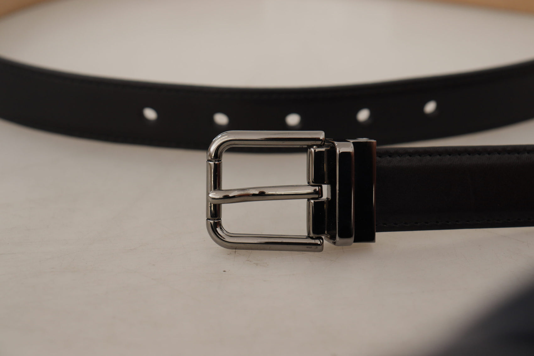 Cintura in pelle nera elegante con fibbia in metallo