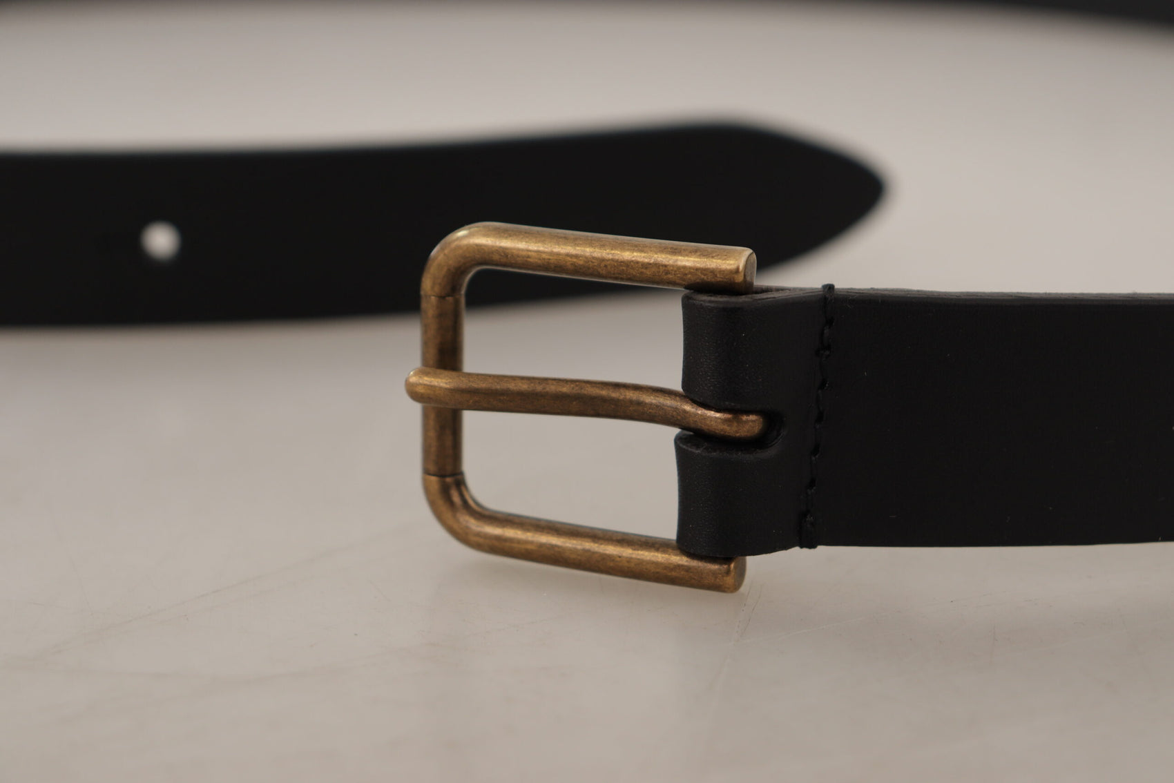 Elegante cintura in pelle nera con fibbia in metallo