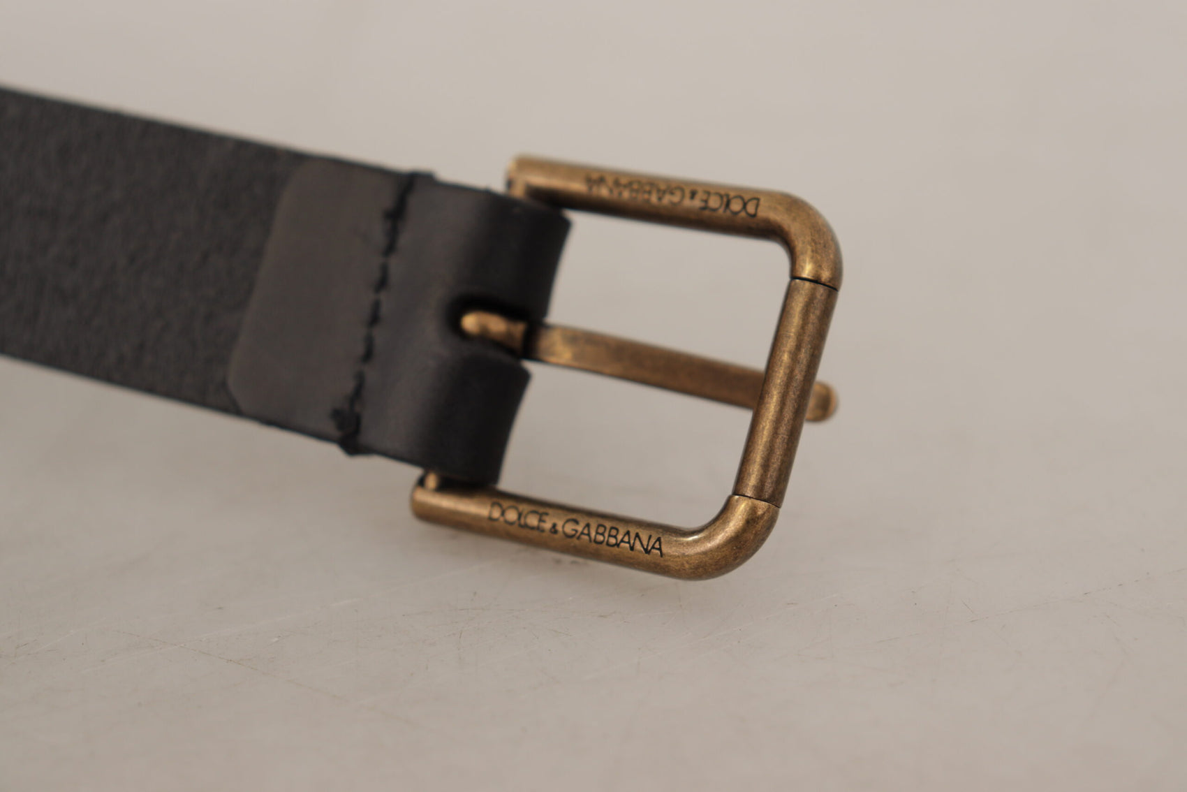Elegante cintura in pelle nera con fibbia in metallo