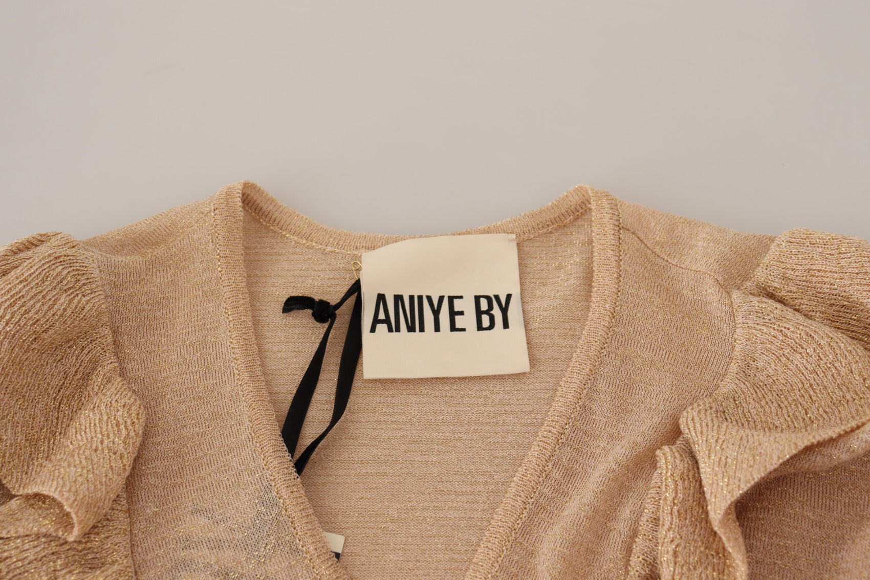 Schicke beige Strickjacke mit langen Ärmeln und offener Vorderseite