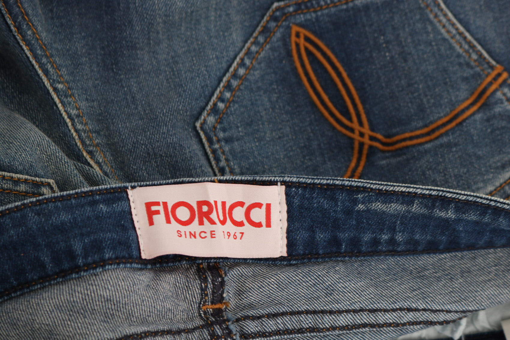 Svelte Slim-Jeans mit mittlerer Taille in Vintage-Blau