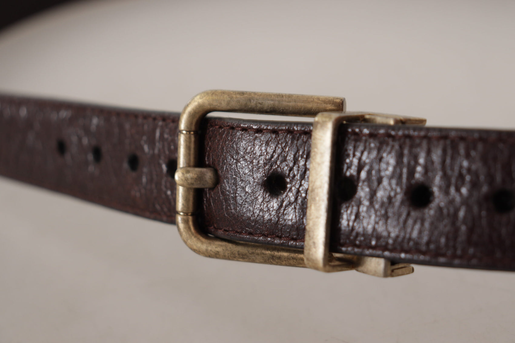 Elegante cintura in pelle con fibbia incisa