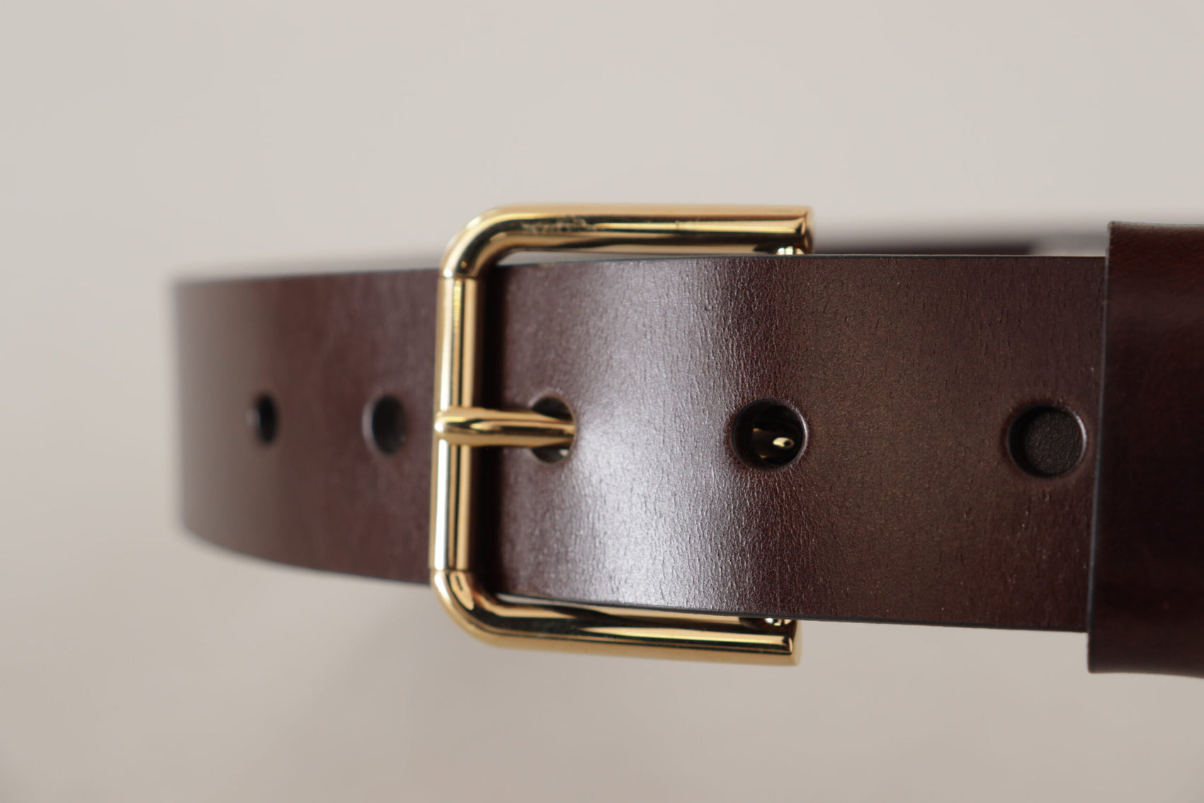 Elegante cintura in pelle nera con fibbia in metallo