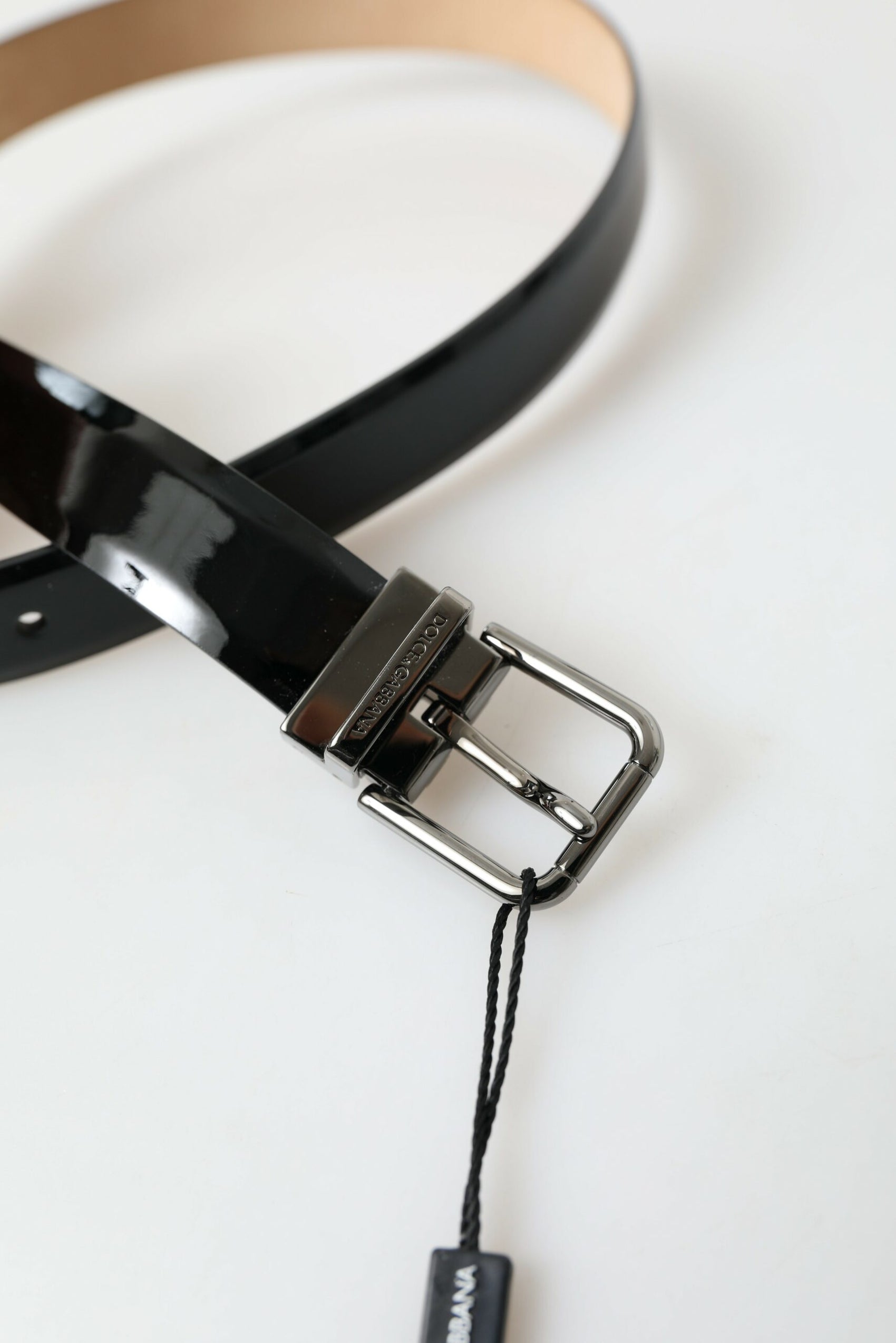 Elegante cintura in pelle nera con fibbia in metallo