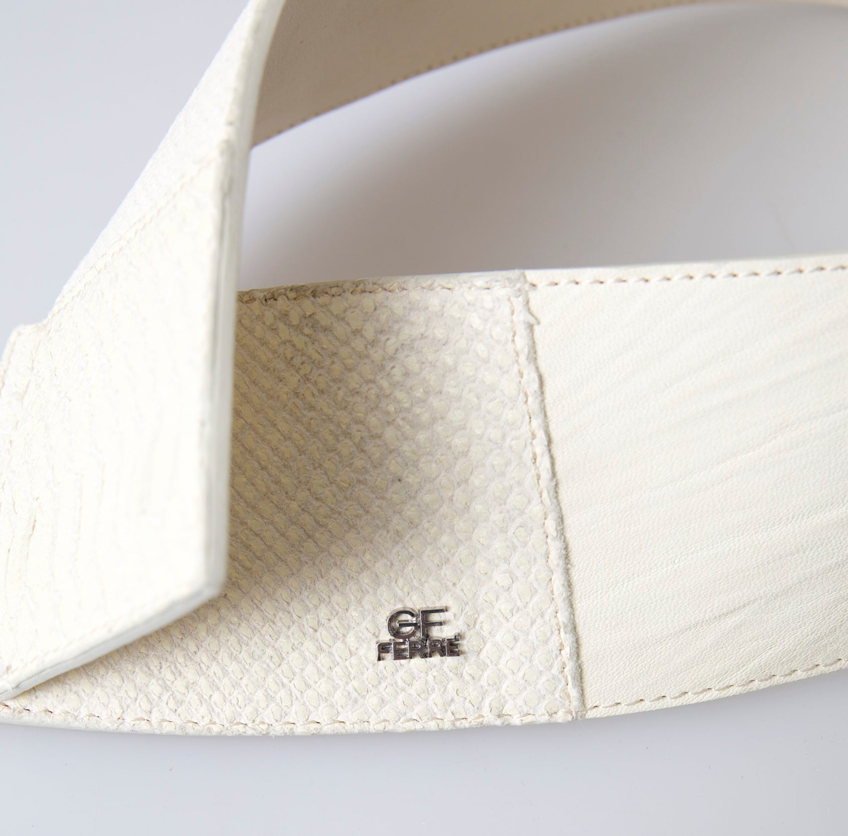 Schicker, cremefarbener Modegürtel mit Druckknöpfen