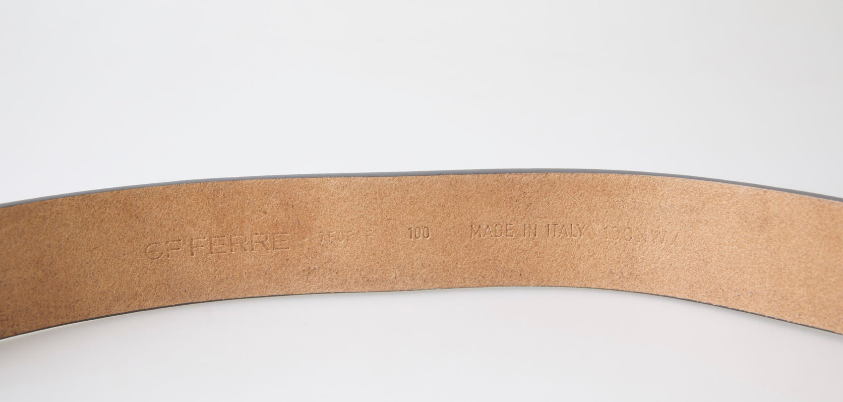 Eleganter Leder-Modegürtel mit gravierter Schnalle