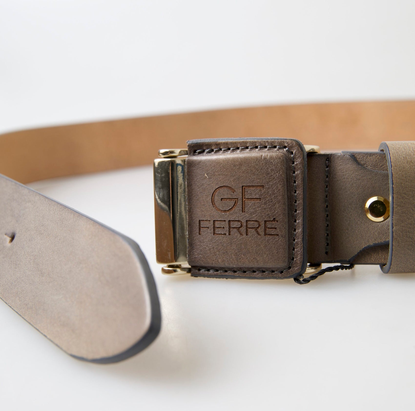 Eleganter Leder-Modegürtel mit gravierter Schnalle