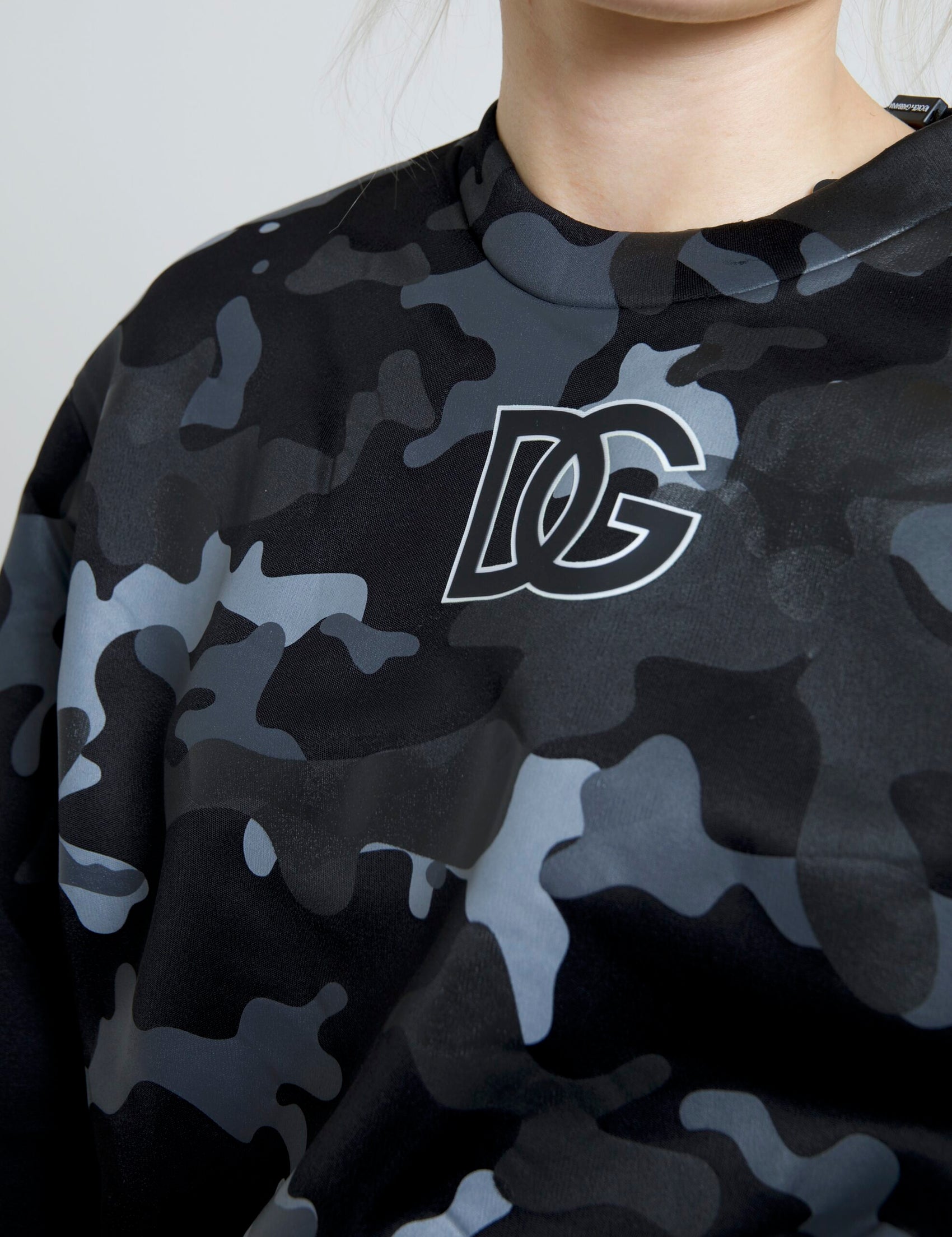 Eleganter schwarzer Camouflage-Pullover