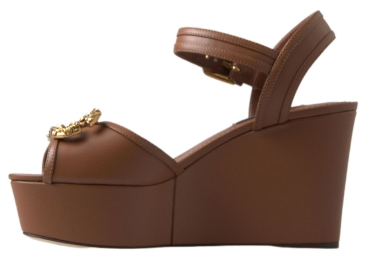 Schicke Keilabsatzschuhe mit Knöchelriemen aus braunem Leder