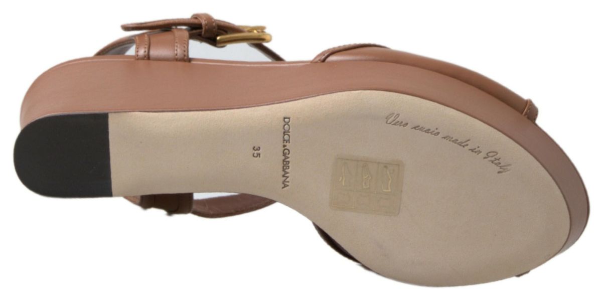 Schicke Keilabsatzschuhe mit Knöchelriemen aus braunem Leder