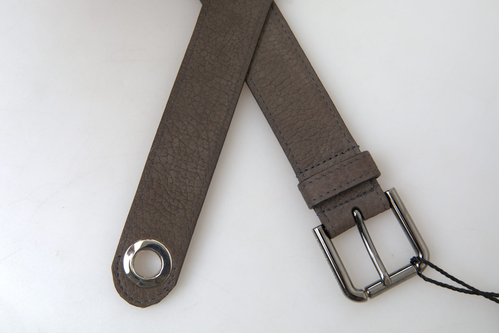 Elegante cintura in pelle marrone con fibbia in metallo