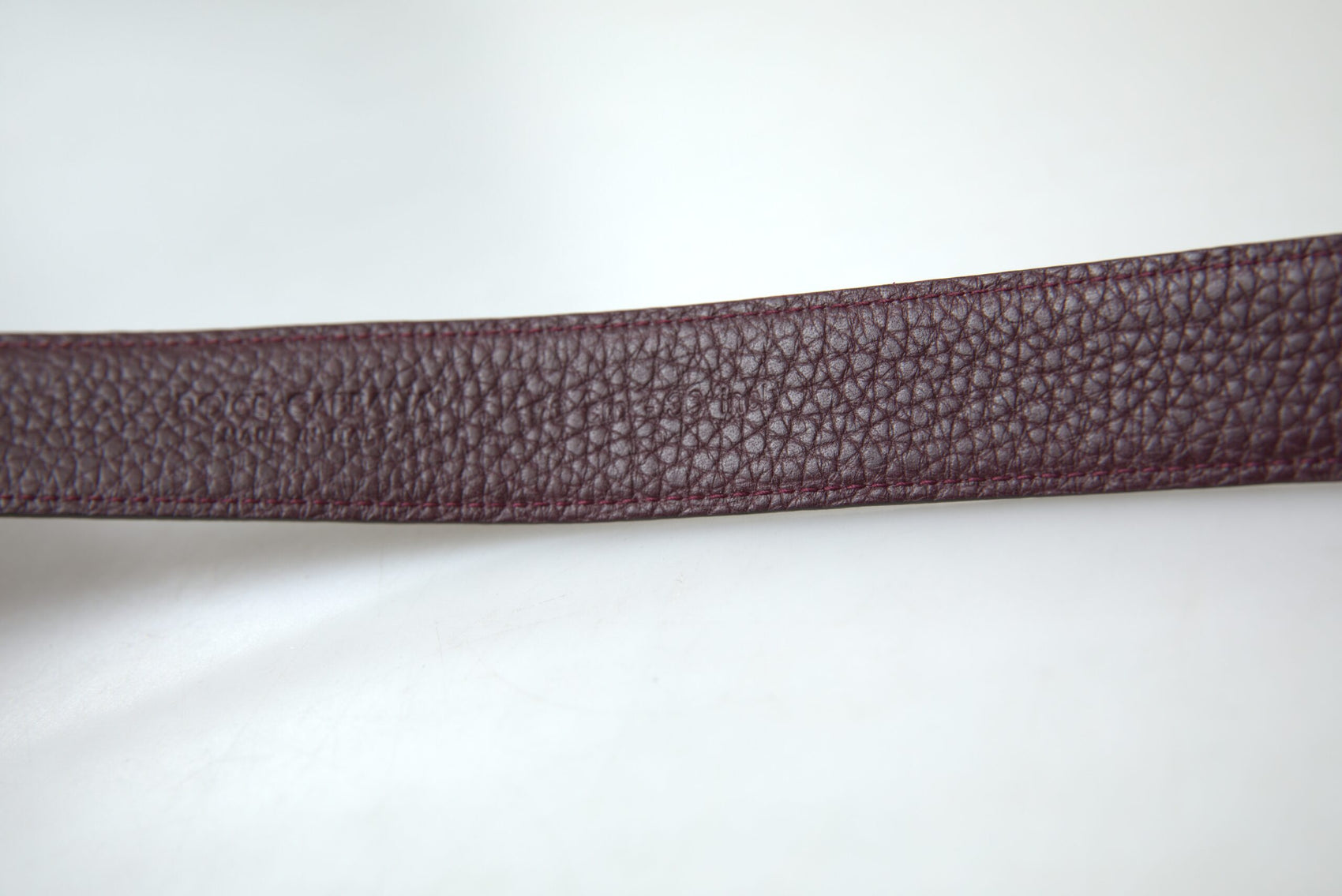 Elegante cintura in pelle marrone con fibbia in metallo