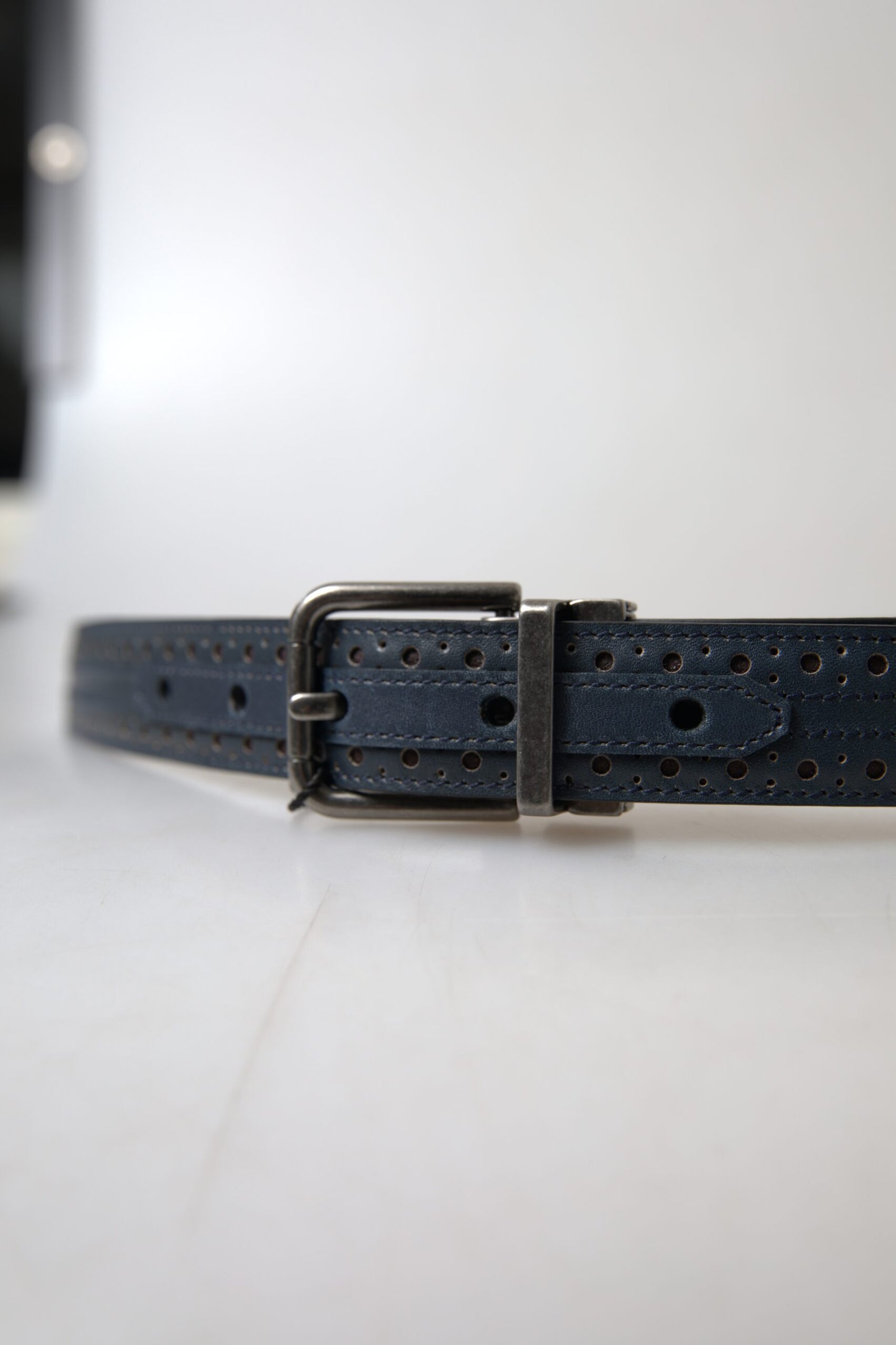Elegante cintura in pelle blu con fibbia in metallo