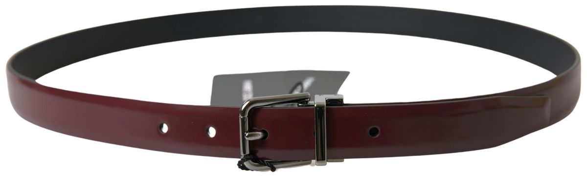 Elegante cintura in pelle bordeaux con fibbia in metallo