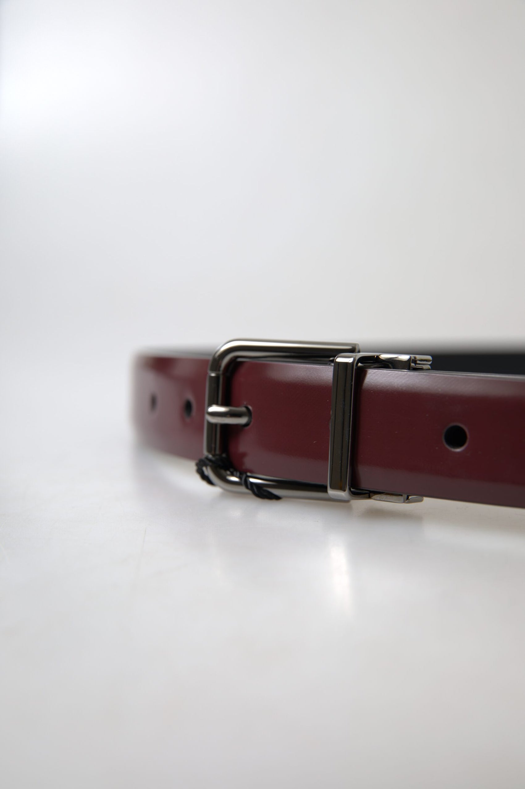 Elegante cintura in pelle bordeaux con fibbia in metallo
