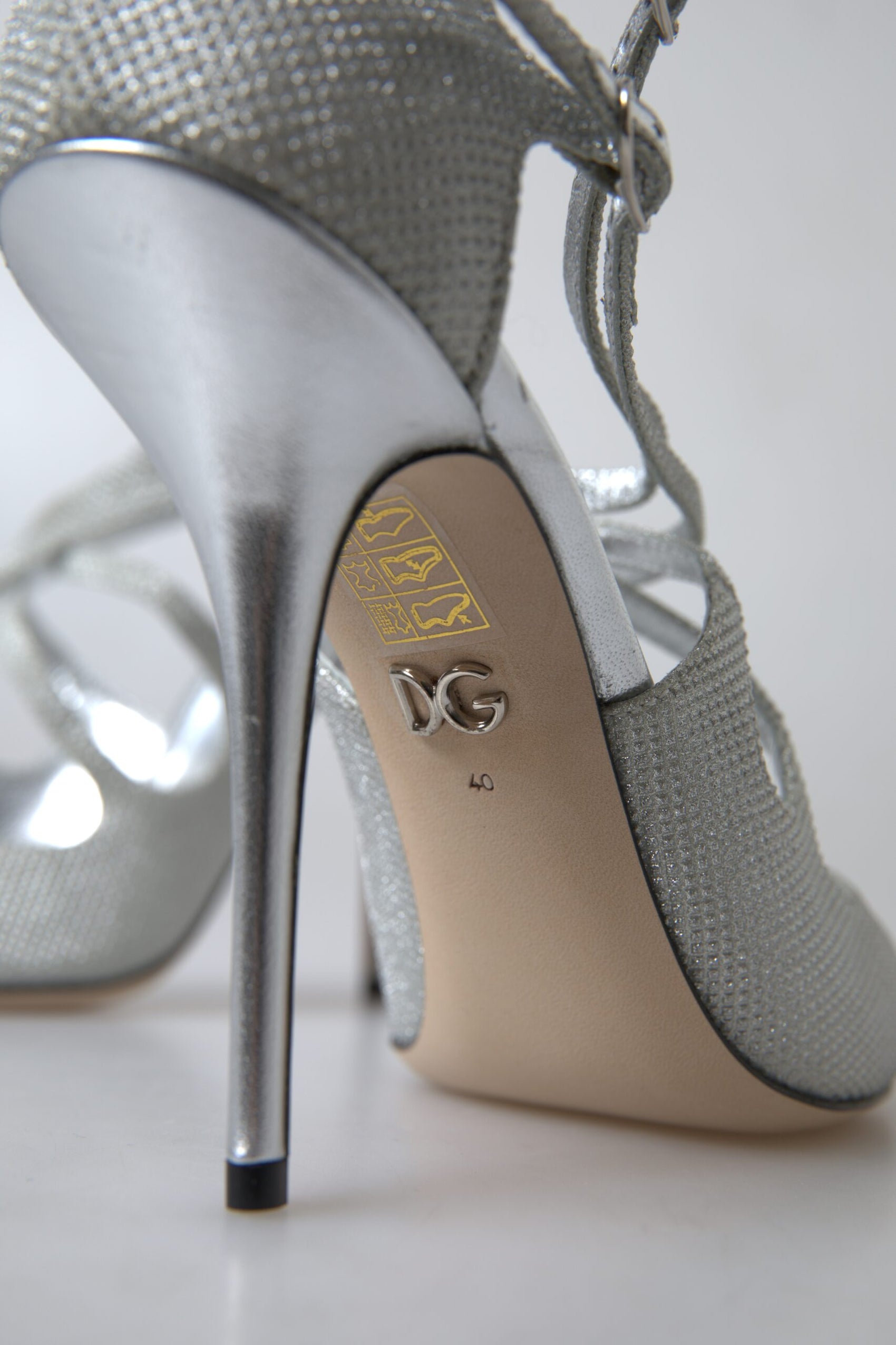 Elegante schimmernde silberne High Heels