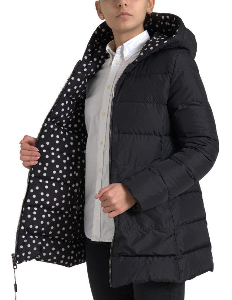 Elegante giacca nera con cappuccio e cerniera completa