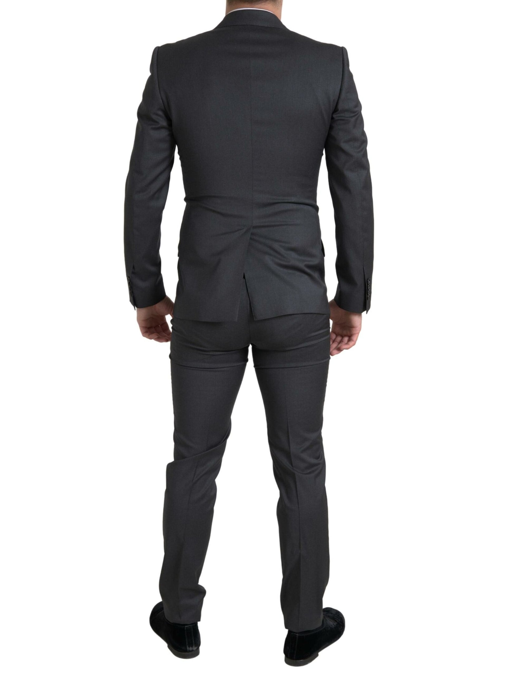 Eleganter, grauer, zweireihiger Anzug im Slim Fit