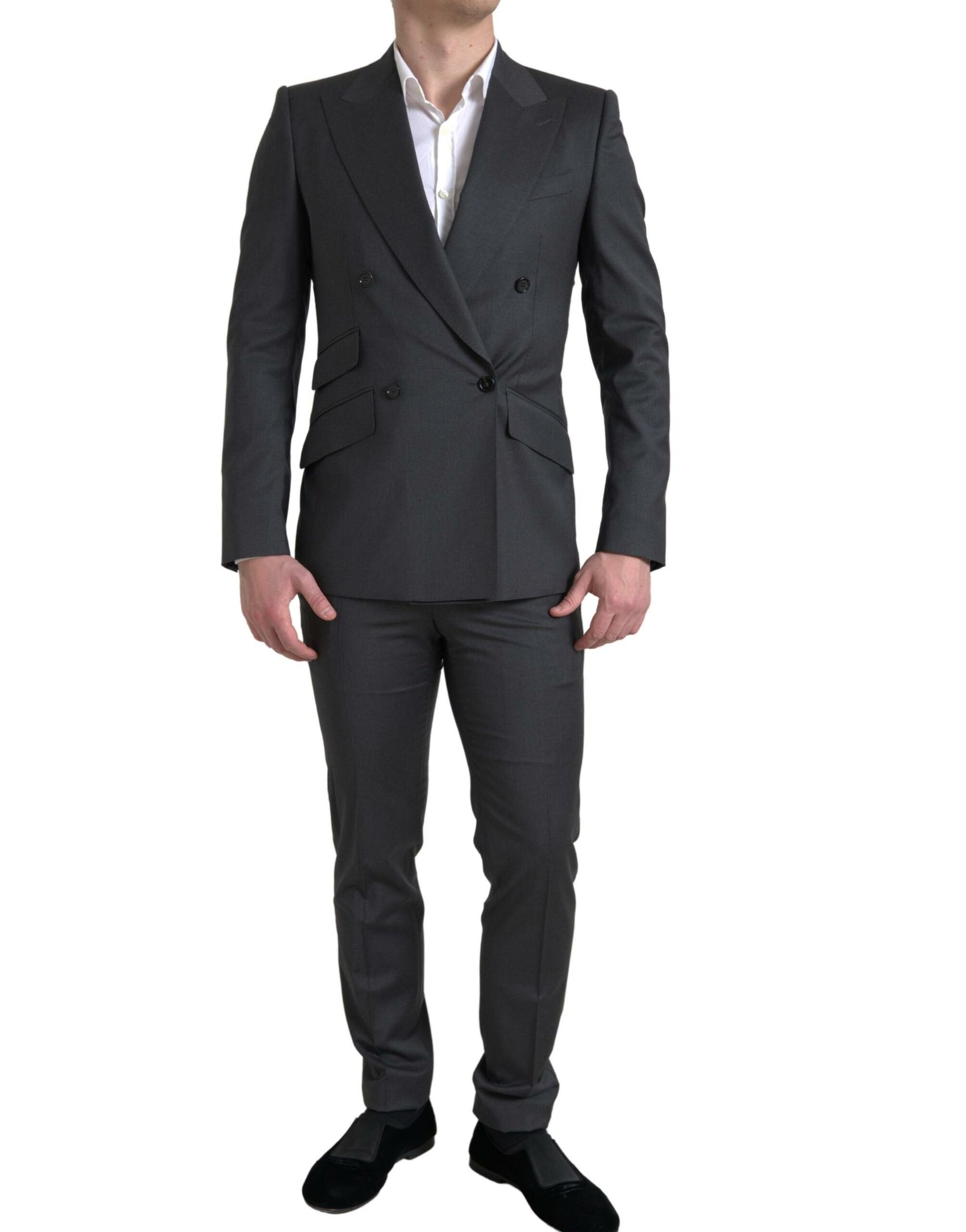 Eleganter, grauer, zweireihiger Anzug im Slim Fit