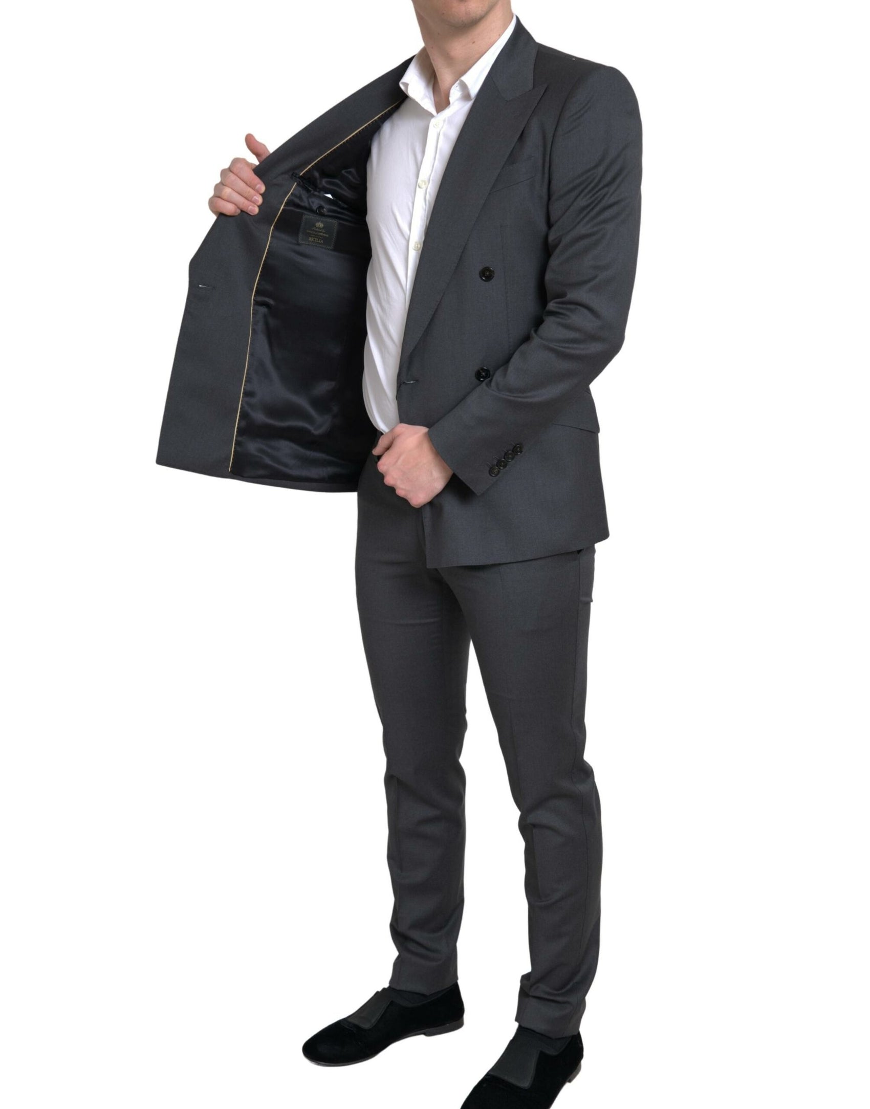 Eleganter, grauer, zweireihiger Anzug im Slim Fit