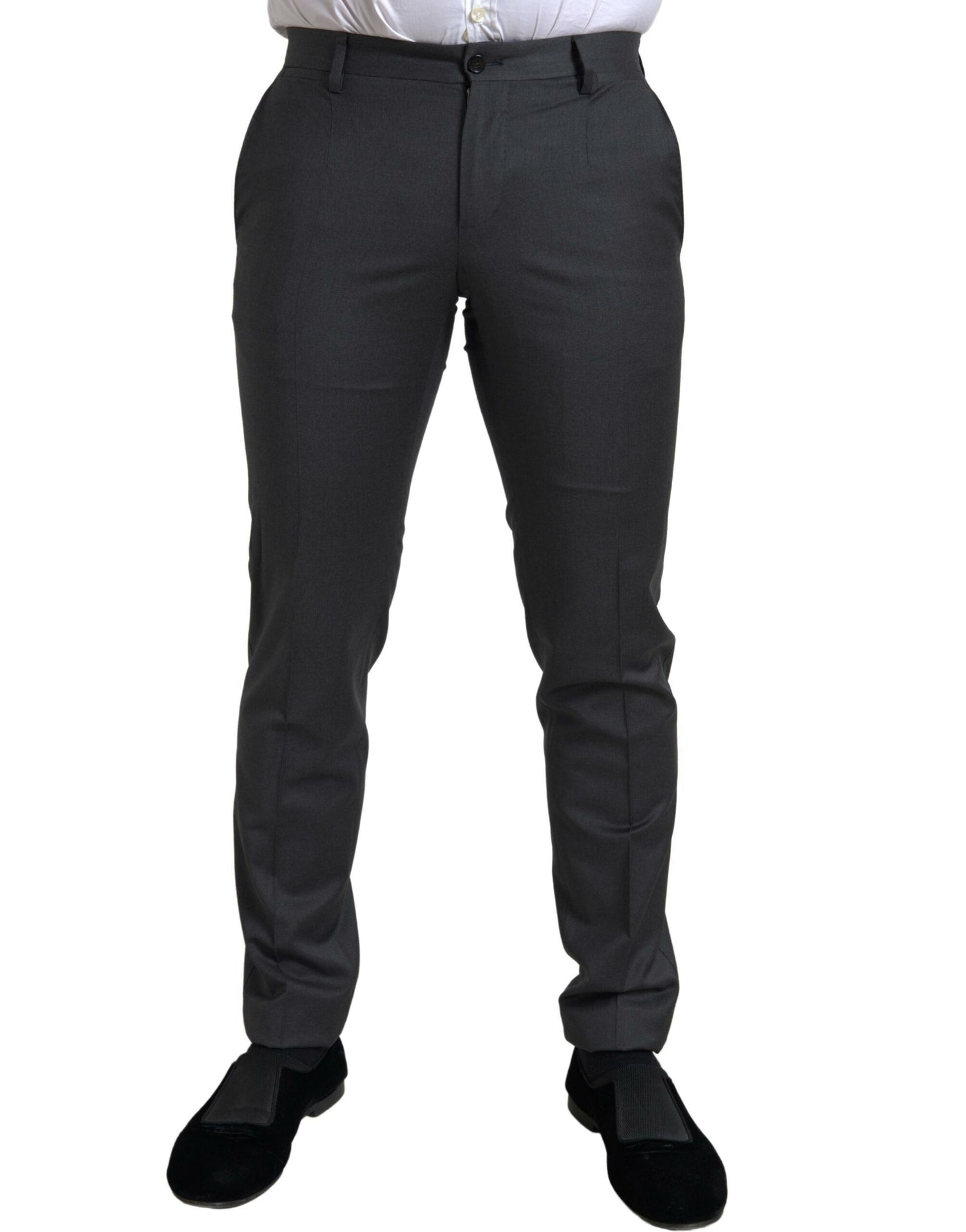 Eleganter, grauer, zweireihiger Anzug im Slim Fit