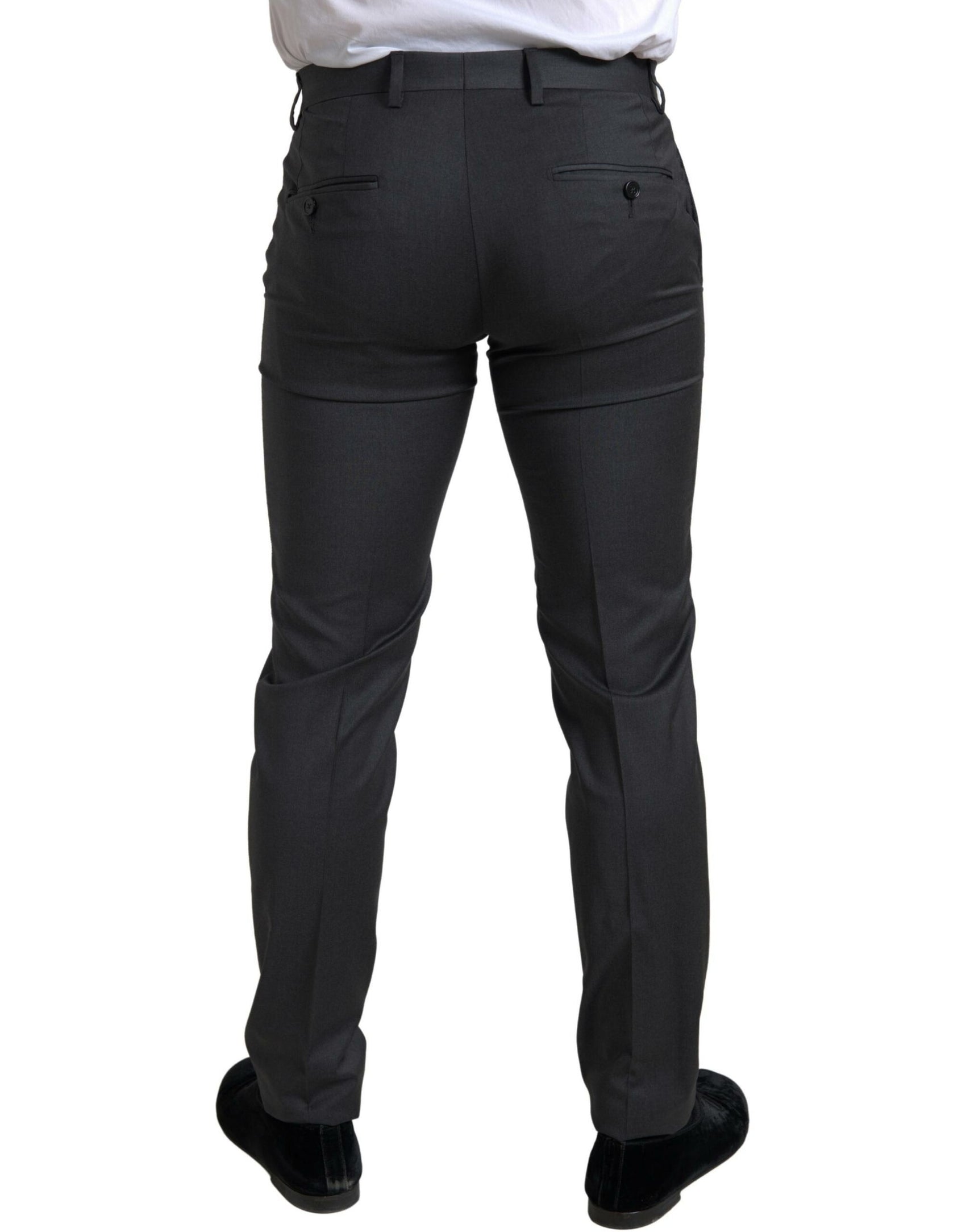 Eleganter, grauer, zweireihiger Anzug im Slim Fit