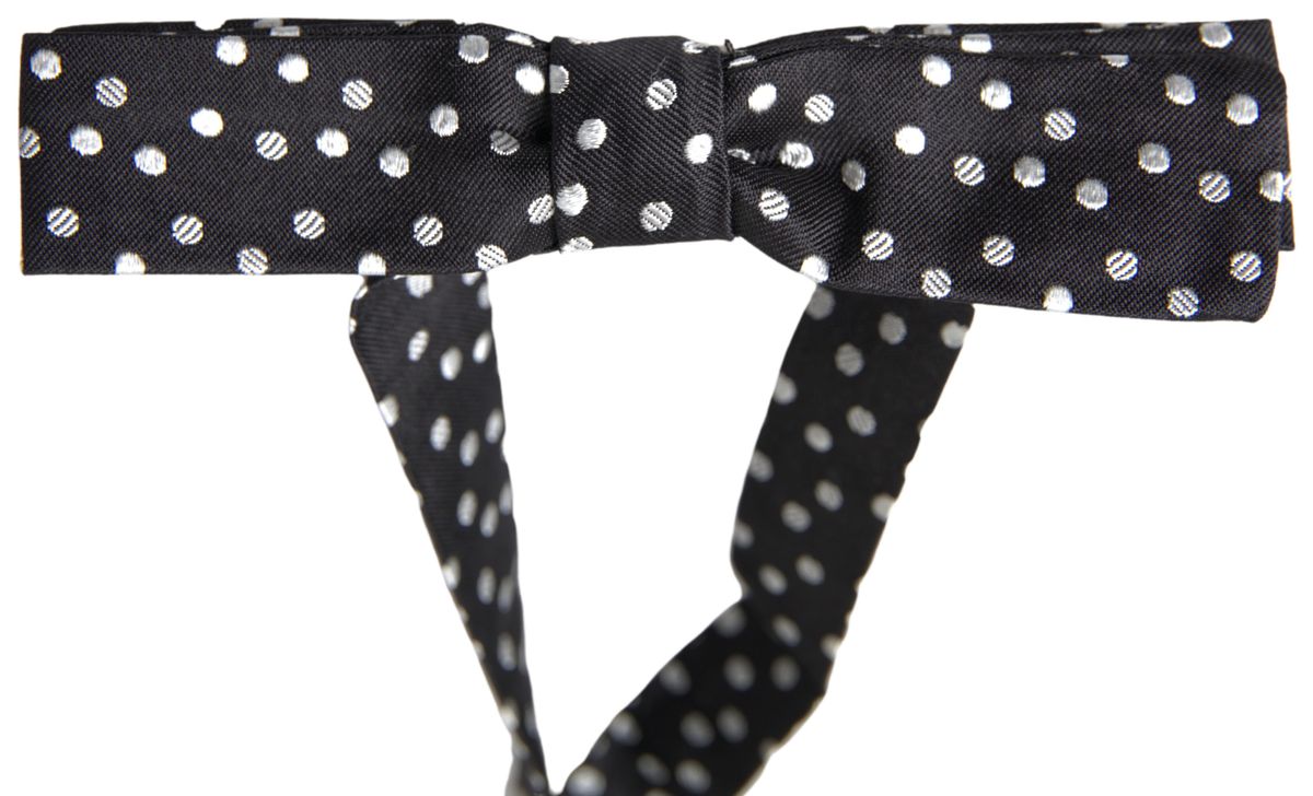 Elegante papillon in seta nera con dettaglio logo