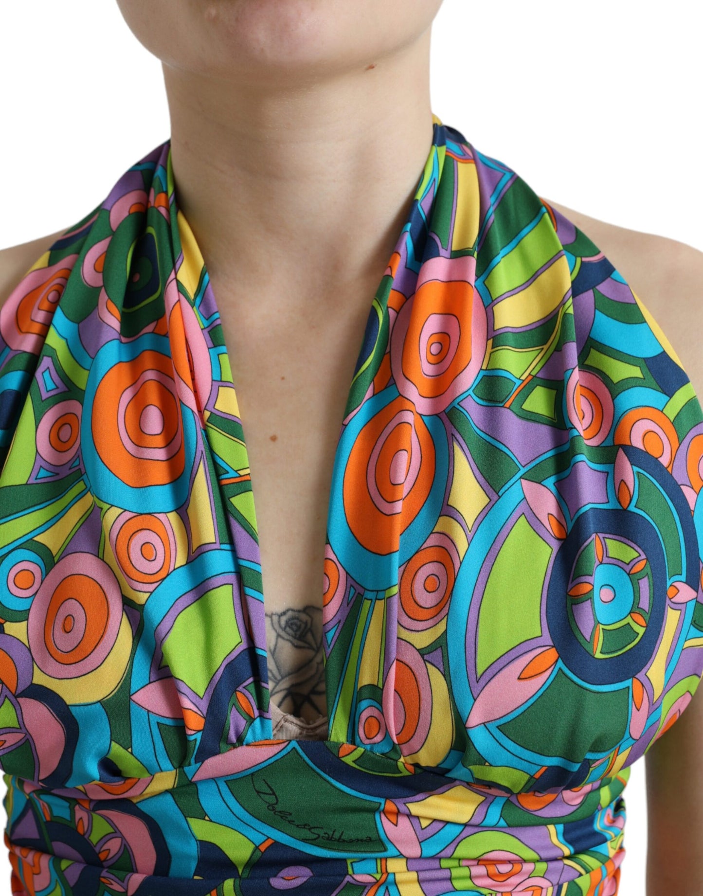 Elegante top corto con scollo all'americana in misto seta