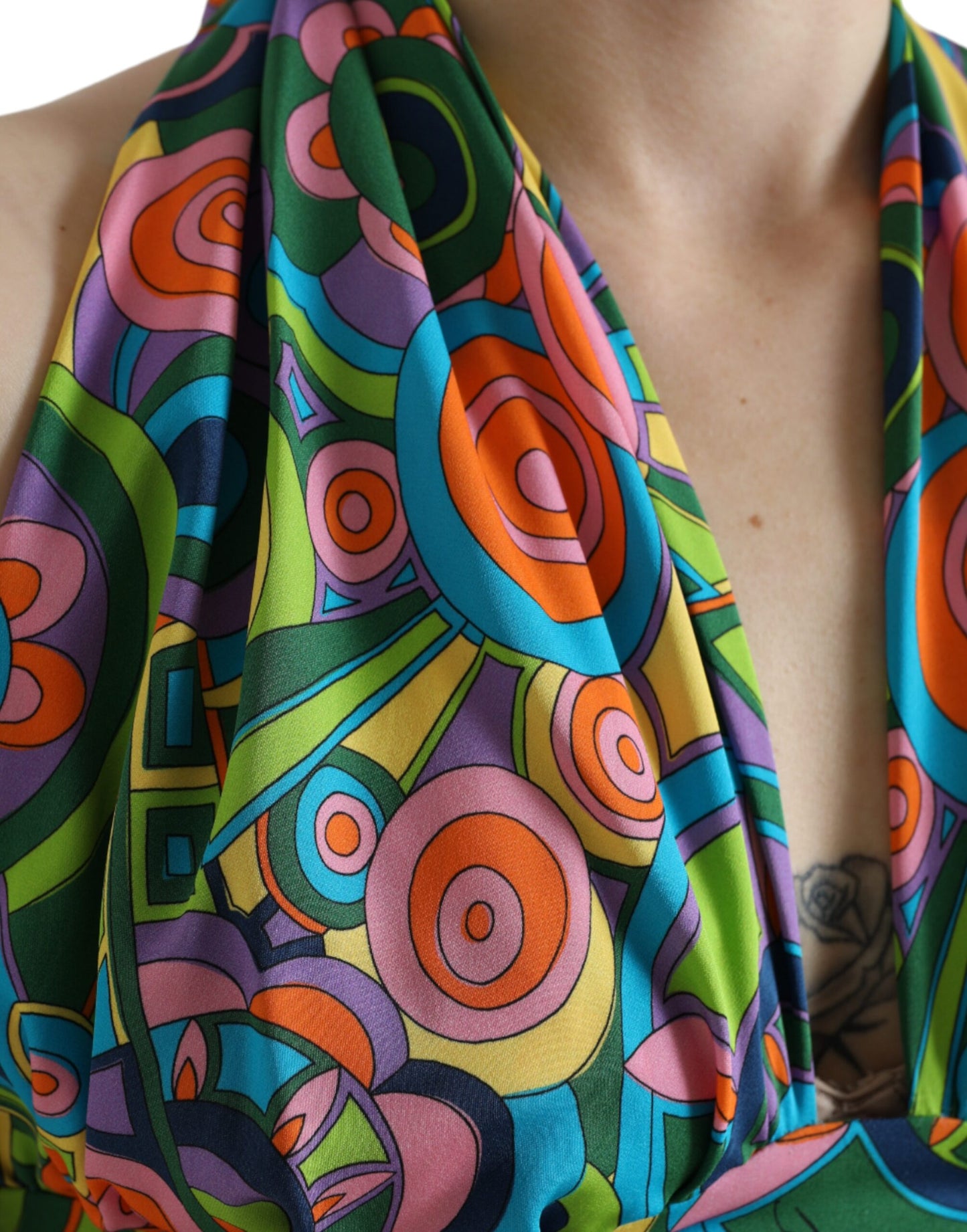 Elegante top corto con scollo all'americana in misto seta