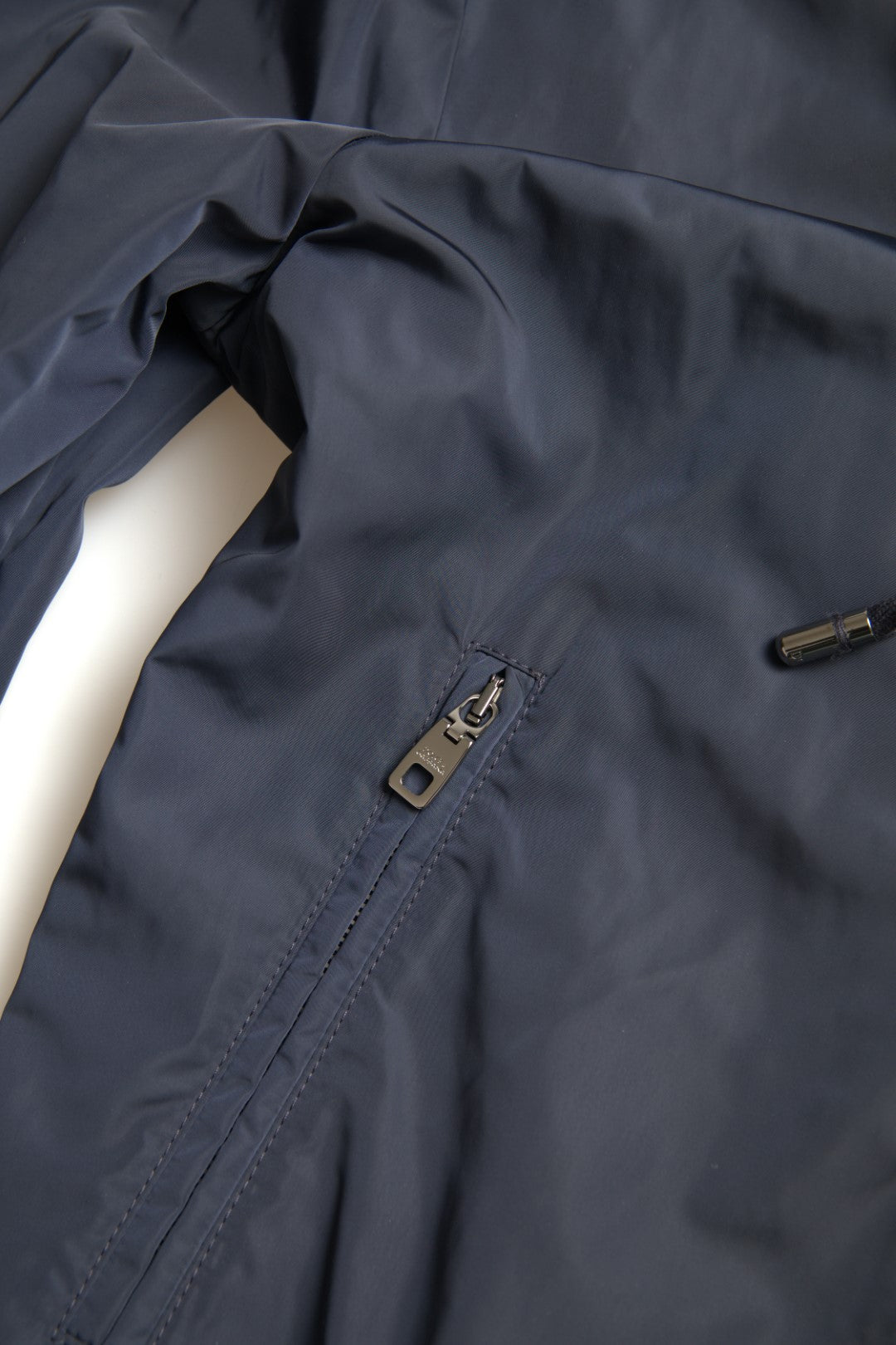 Elegante felpa blu con cappuccio e chiusura lampo