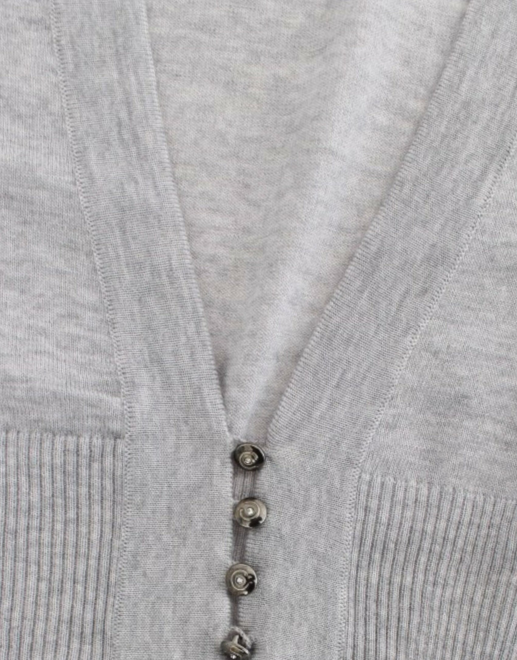 Cardigan corto in lana vergine in grigio chic