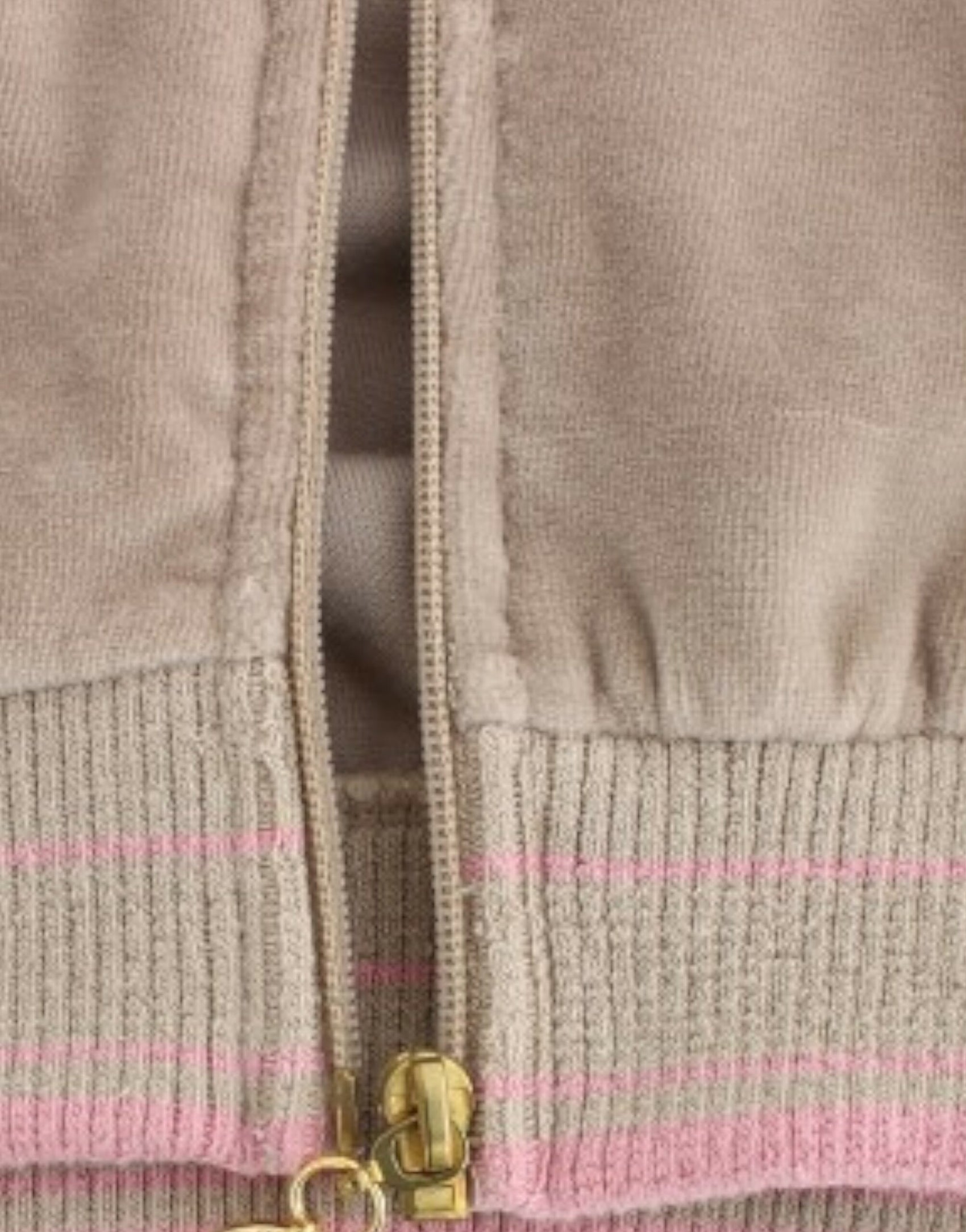 Beige Strickjacke mit Reißverschluss und goldfarbenen Akzenten