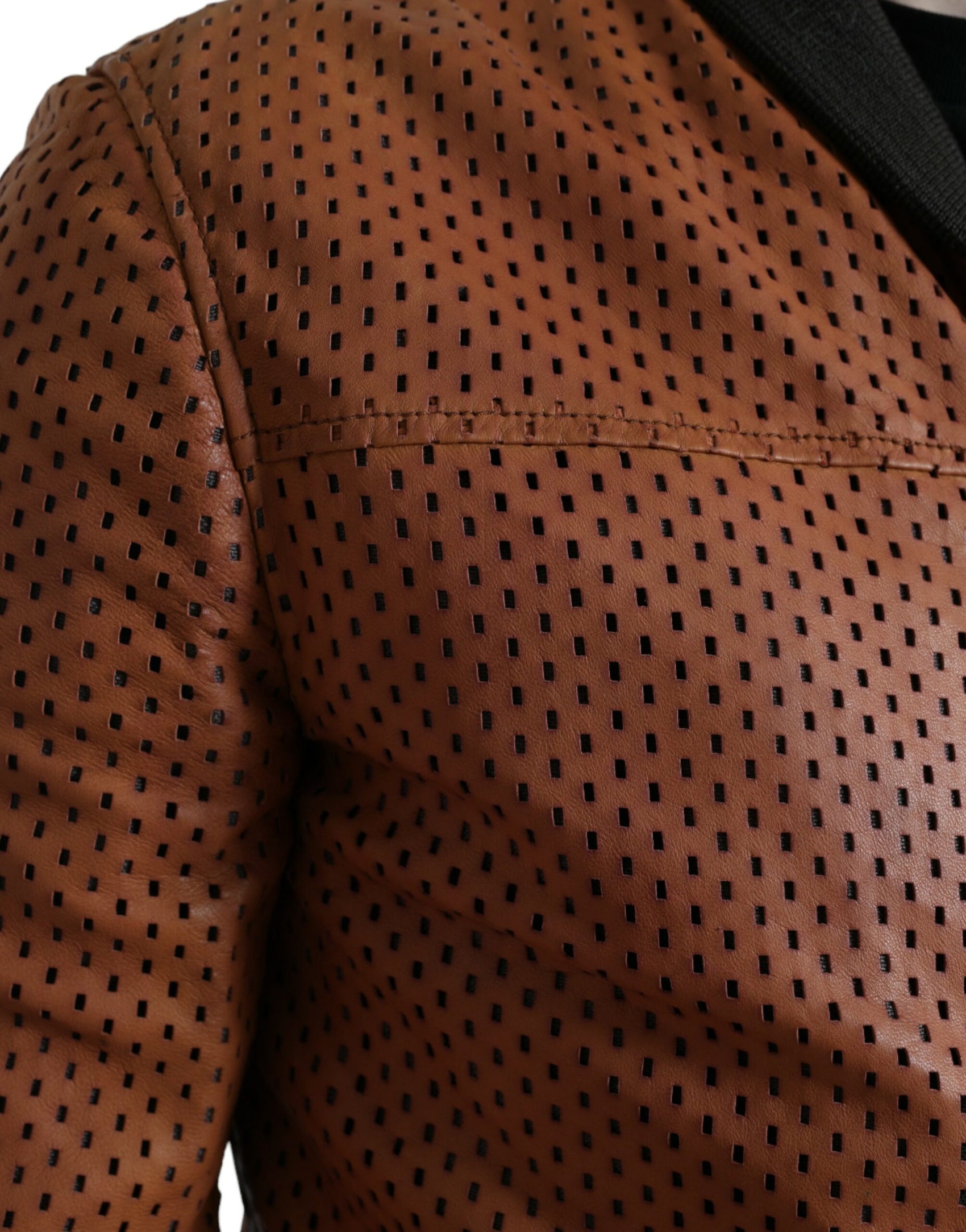 Elegante giubbotto bomber in pelle traforata