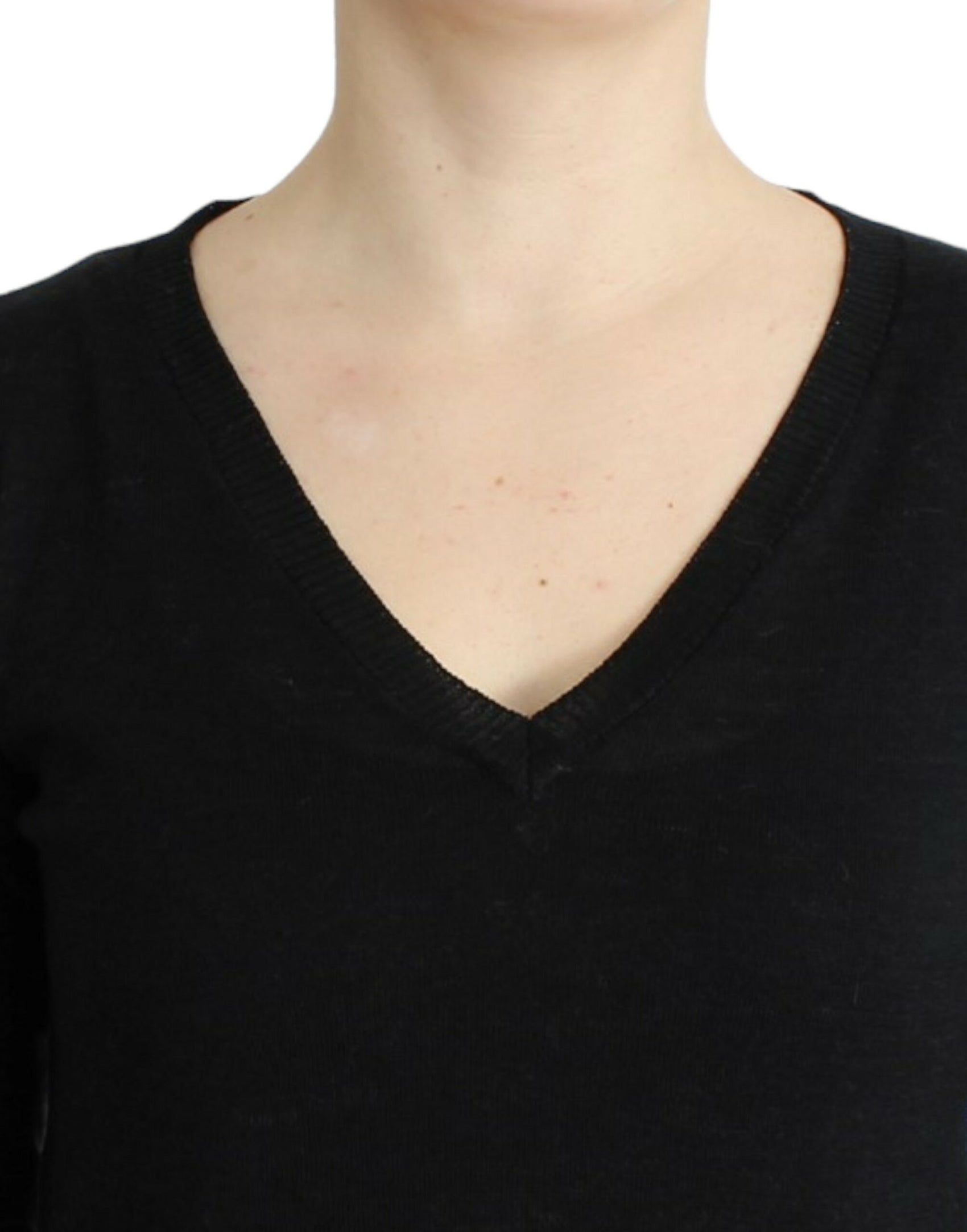 Eleganter leichter Pullover mit V-Ausschnitt