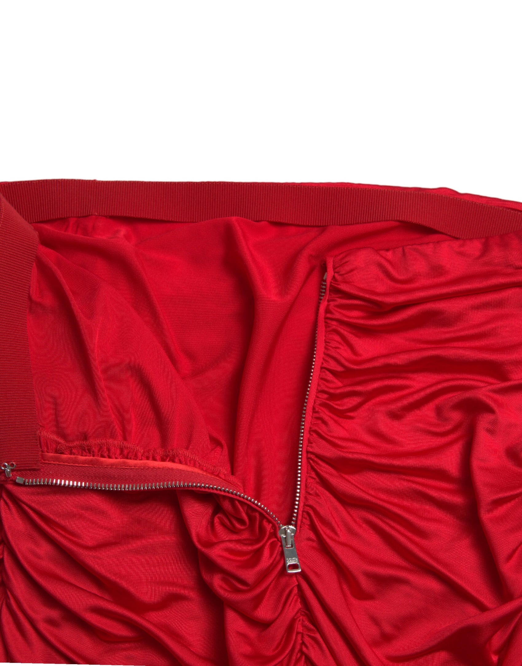 Elegante minigonna plissettata in rosso vivace
