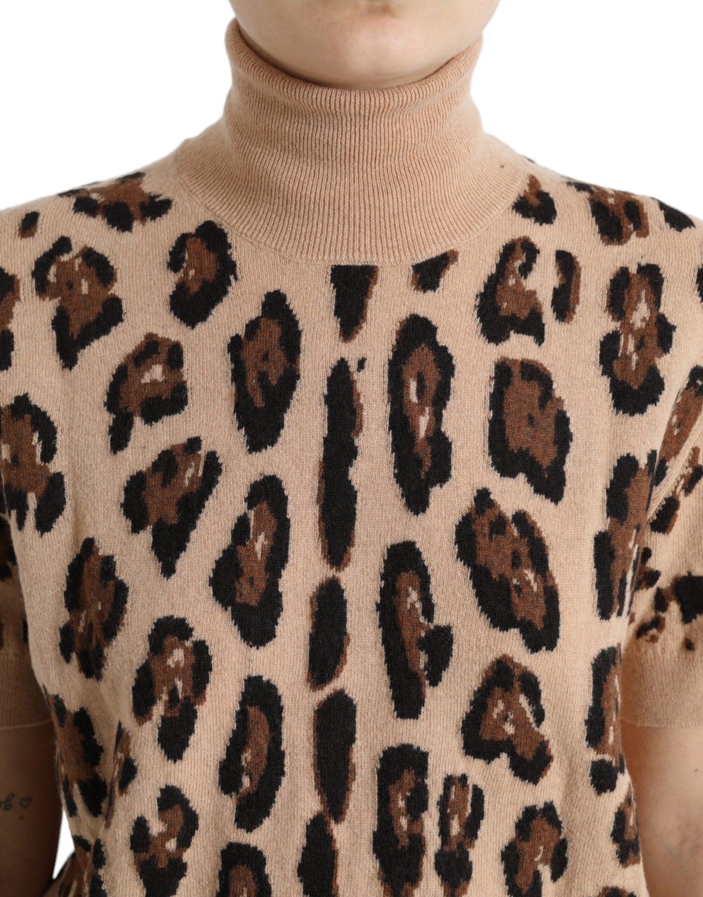 Elegante dolcevita in lana con motivo leopardato beige
