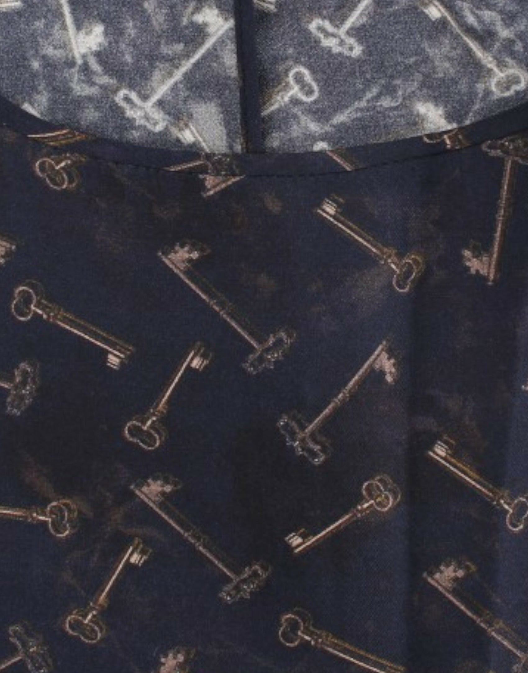 Seidenbluse „Enchanted Sicily“ mit goldenem Schlüssel-Print