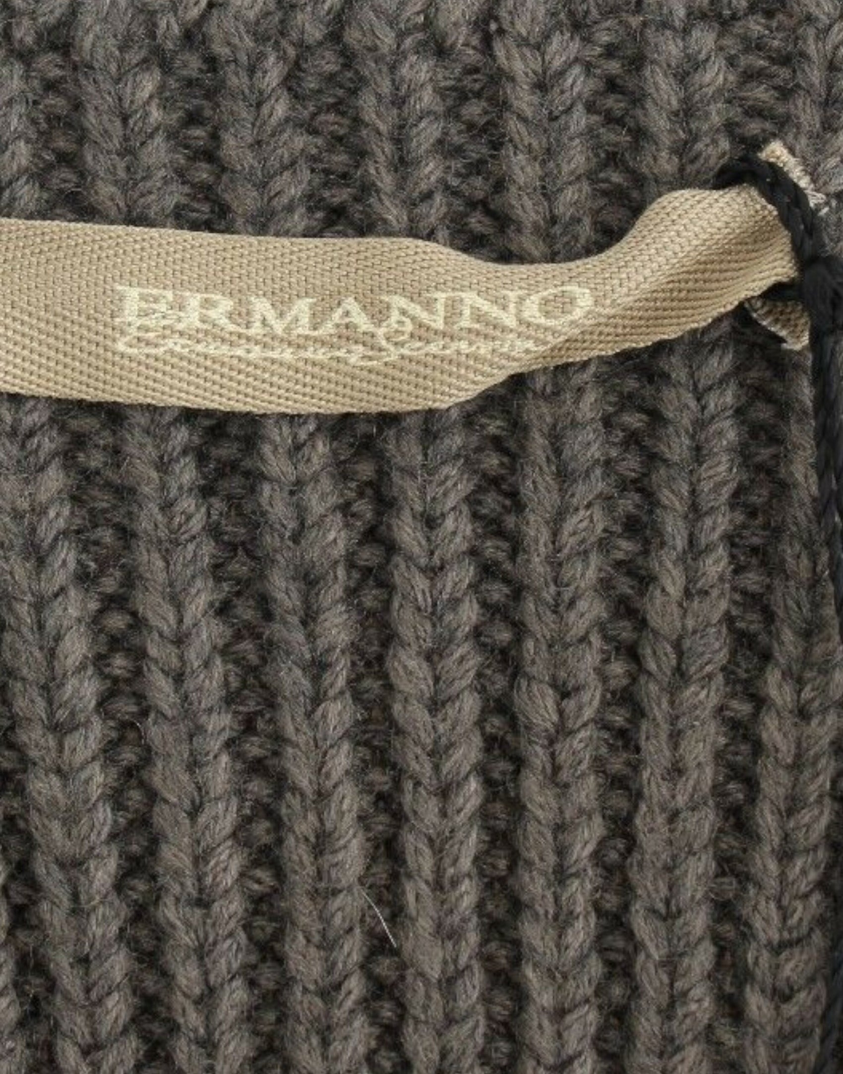 Schickes graues Stricktop mit Rundhalsausschnitt