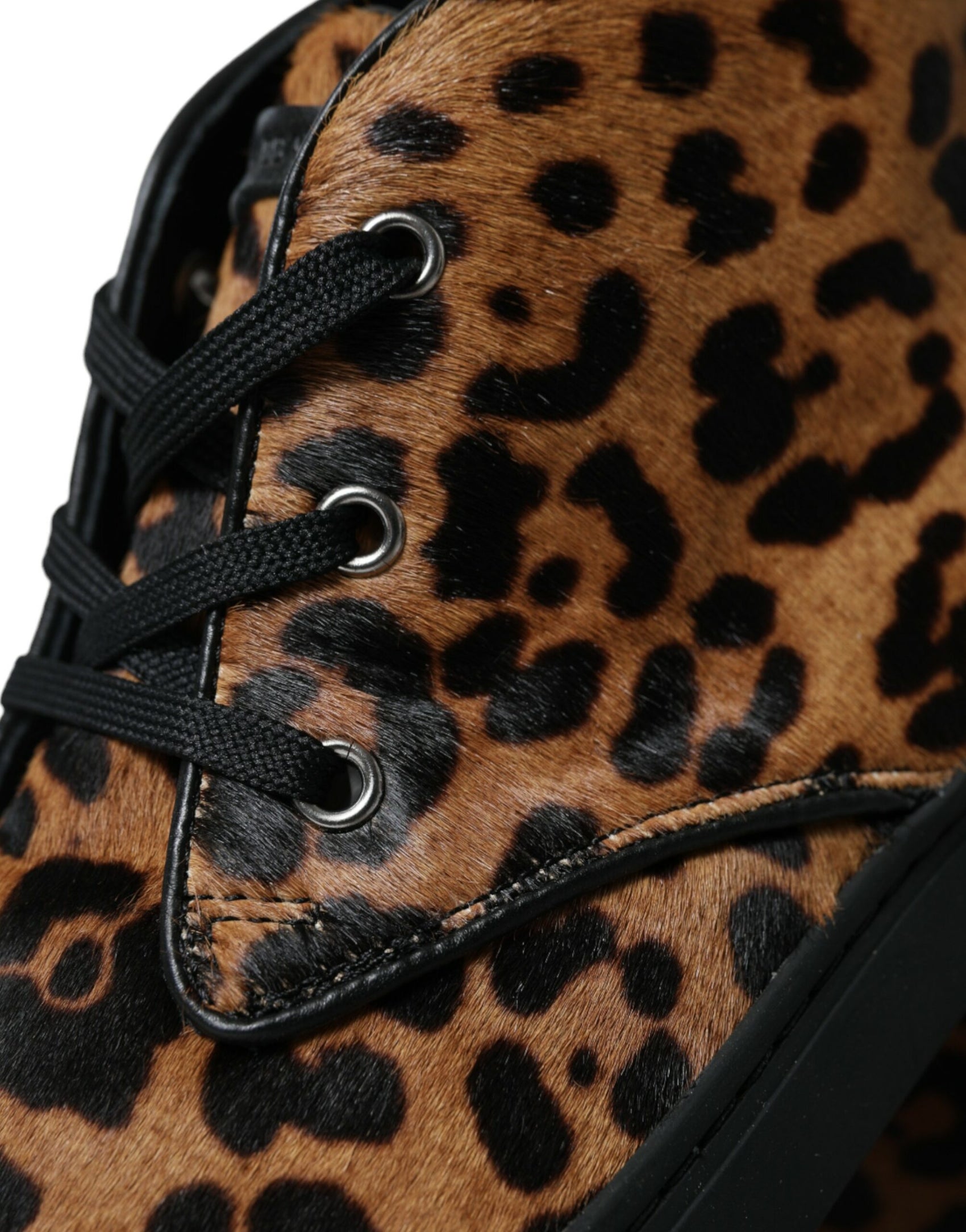 Eleganti sneakers con stampa leopardata a metà altezza