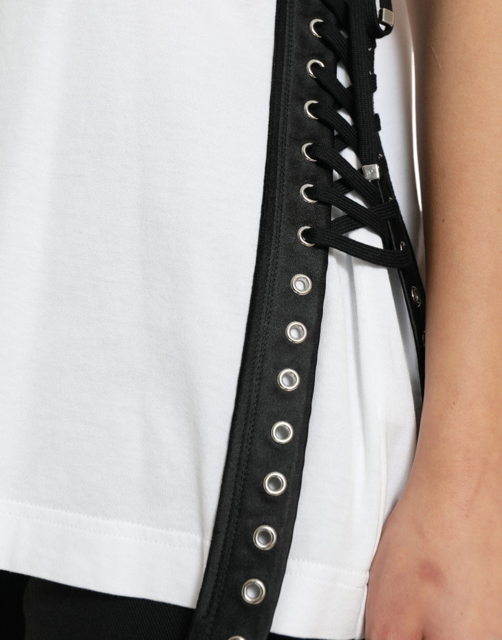 Elegantes weißes Baumwoll-T-Shirt mit Schnürung