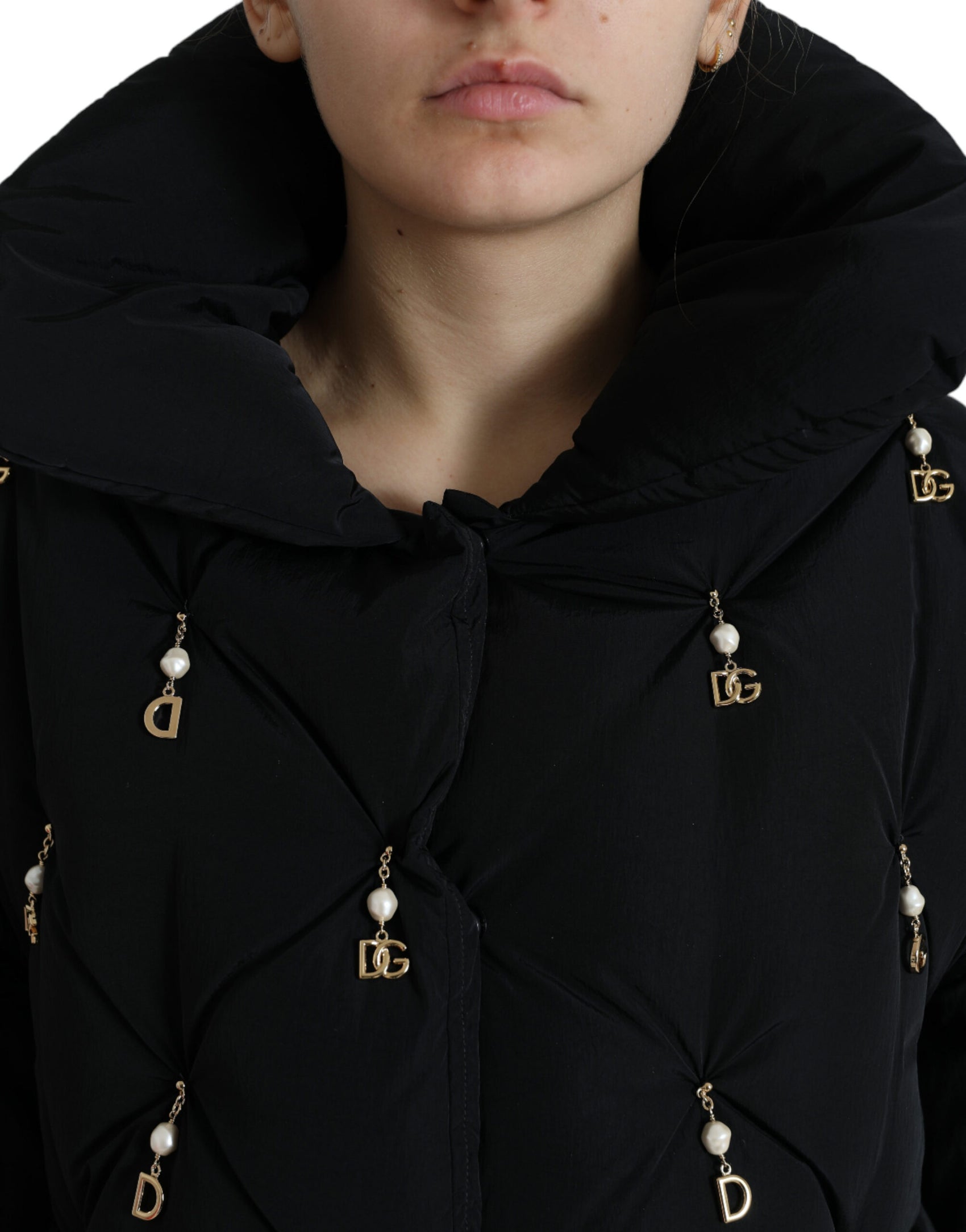 Elegante giacca trapuntata con decorazioni di perle