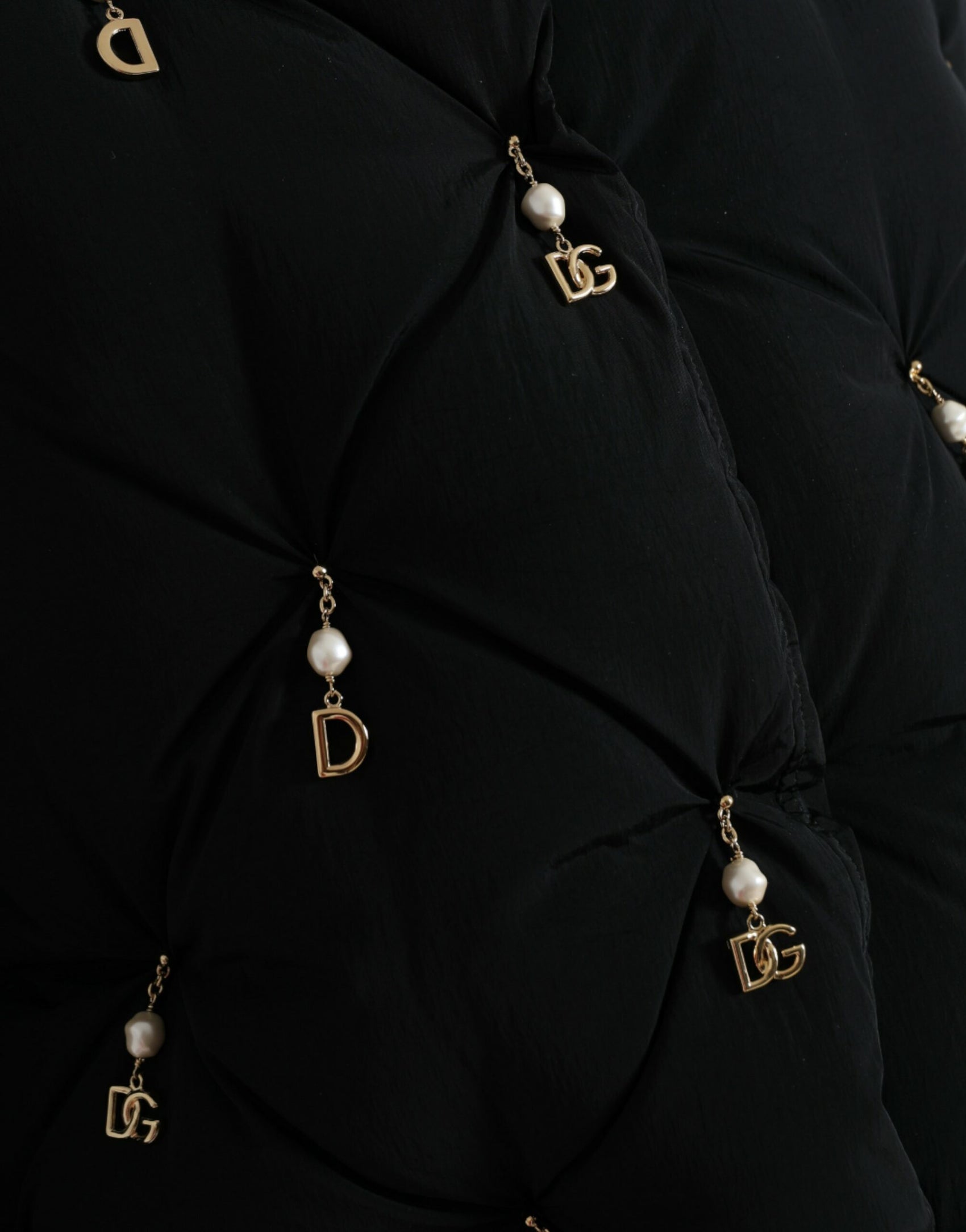 Elegante giacca trapuntata con decorazioni di perle