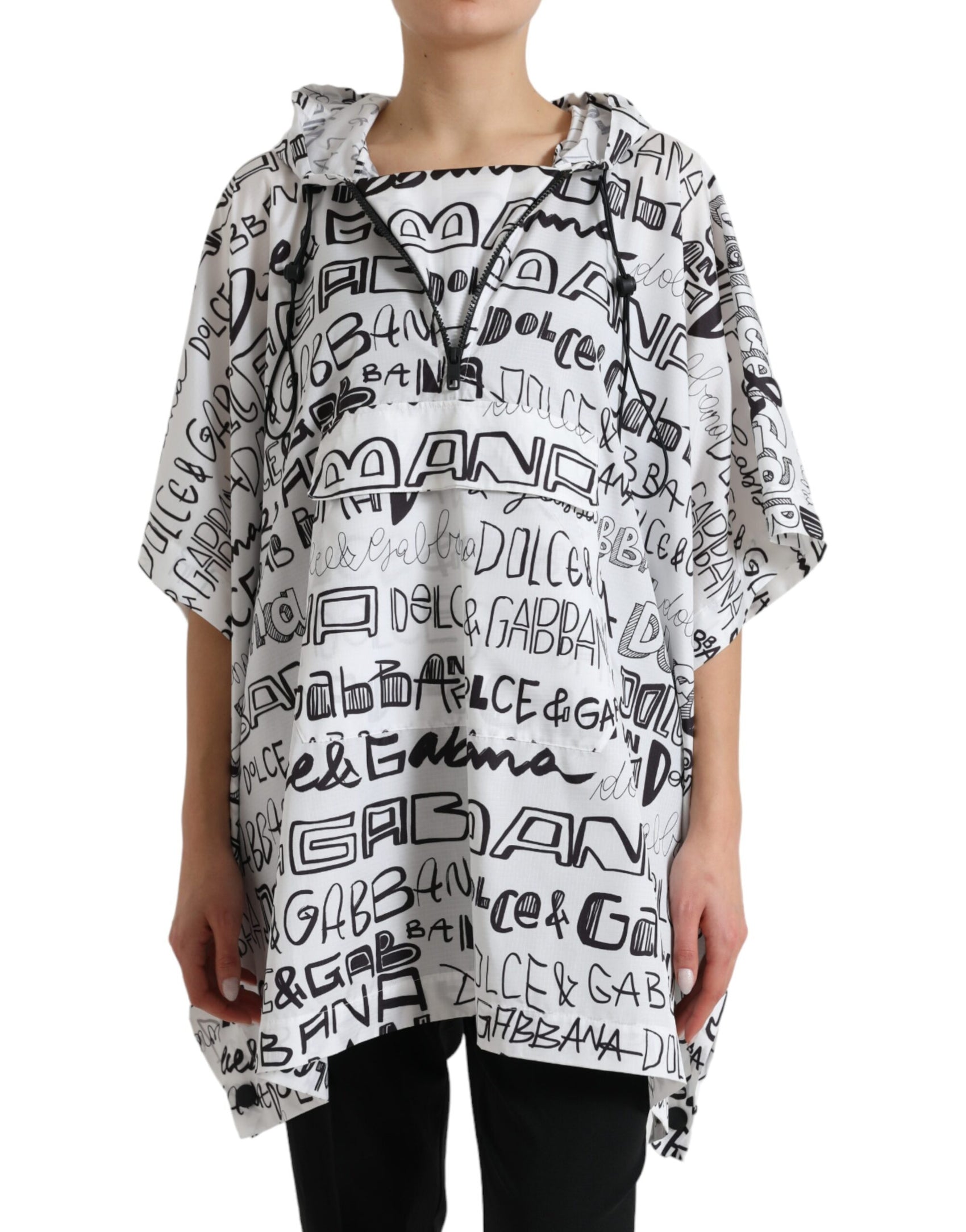 T-shirt con cappuccio e stampa logo chic