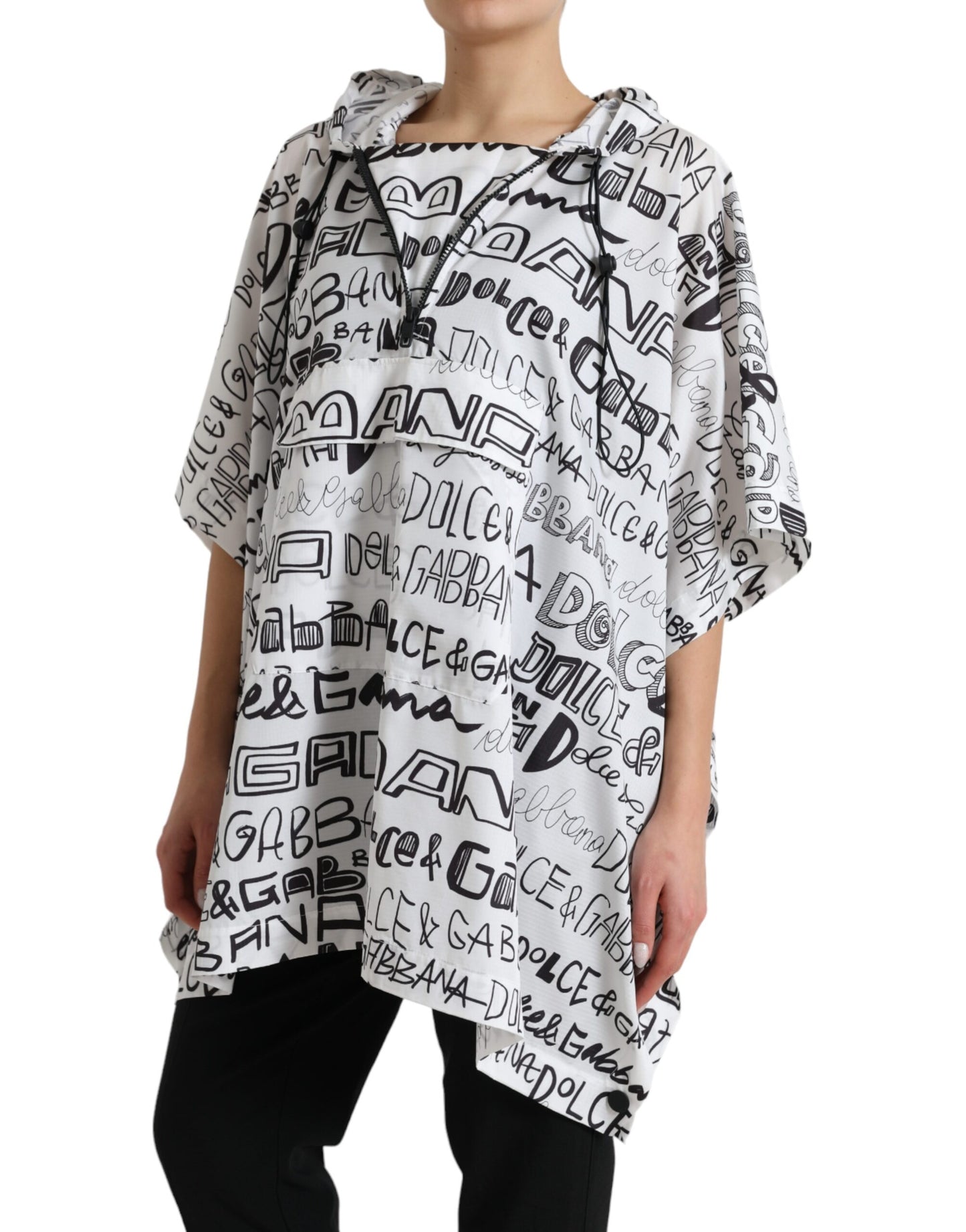 T-shirt con cappuccio e stampa logo chic