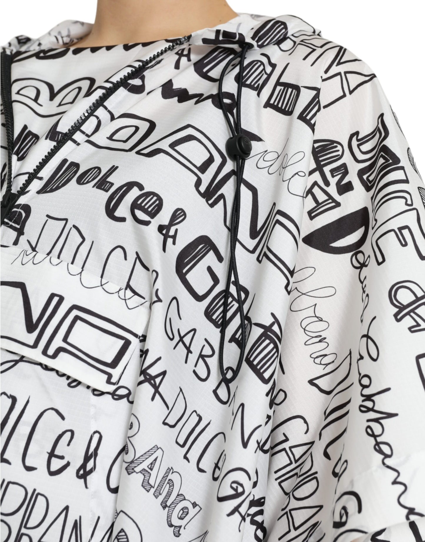 T-shirt con cappuccio e stampa logo chic